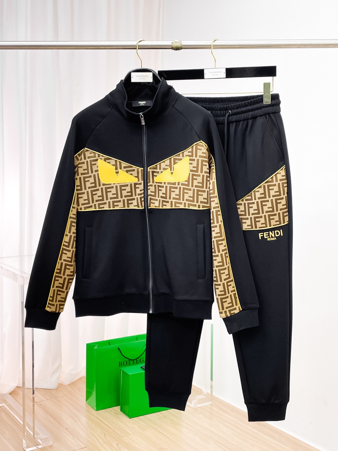 NO:614970,[FENDI] Hot-selling suit is coming. Focus on the original version of the official website. 2025 new hot-selling cardigan sweater suit. The original product is carefully crafted by top designers. It is a fitting and perfect upper body effect. All-natural high-quality Tencel Roman cotton, close-fitting comfort, noble and elegant!  Original hardware embodies elegance and nobility!  Counter sizes M-3XL (up to 190 pounds), fendi, fendi, hoodie, sweatshirts, alexander wang19860909【FENDI 芬迪】爆款套装来袭 专注官网原版 2025全新爆款开衫卫衣套装 原单狠货倾注顶级设计师的精心之作 就为一个贴合、完美的上身效果 全天然优质天丝罗马棉,贴身的舒适感 高贵典雅！原厂五金无不彰显优雅高贵气质！专柜尺码M-3XL（最大穿到190斤）,,fendi,fendi,hoodie,sweatshirts,alexander wang,Men's clothing