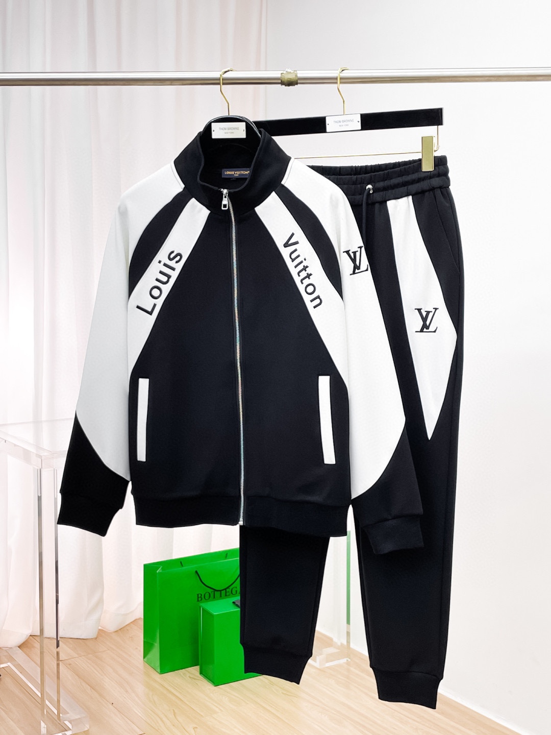 NO:614966,[LV Louis Vuitton] Hot-selling suit is coming. Focus on the original version of the official website. 2025 new hot-selling cardigan sweater suit. The original product is carefully crafted by top designers. It is a fitting and perfect upper body effect. All-natural high-quality Tencel Roman cotton, close-fitting comfort, noble and elegant!  Original hardware embodies elegance and nobility!  Counter sizes M-3XL (up to 190 pounds),,louis vuitton,louis vuitton,hoodie,sweatshirts,alexander wang19860909【LV路易威登】爆款套装来袭 专注官网原版 2025全新爆款开衫卫衣套装 原单狠货倾注顶级设计师的精心之作 就为一个贴合、完美的上身效果 全天然优质天丝罗马棉,贴身的舒适感 高贵典雅！原厂五金无不彰显优雅高贵气质！专柜尺码M-3XL（最大穿到190斤）,,louis vuitton,louis vuitton,hoodie,sweatshirts,alexander wang,Men's clothing