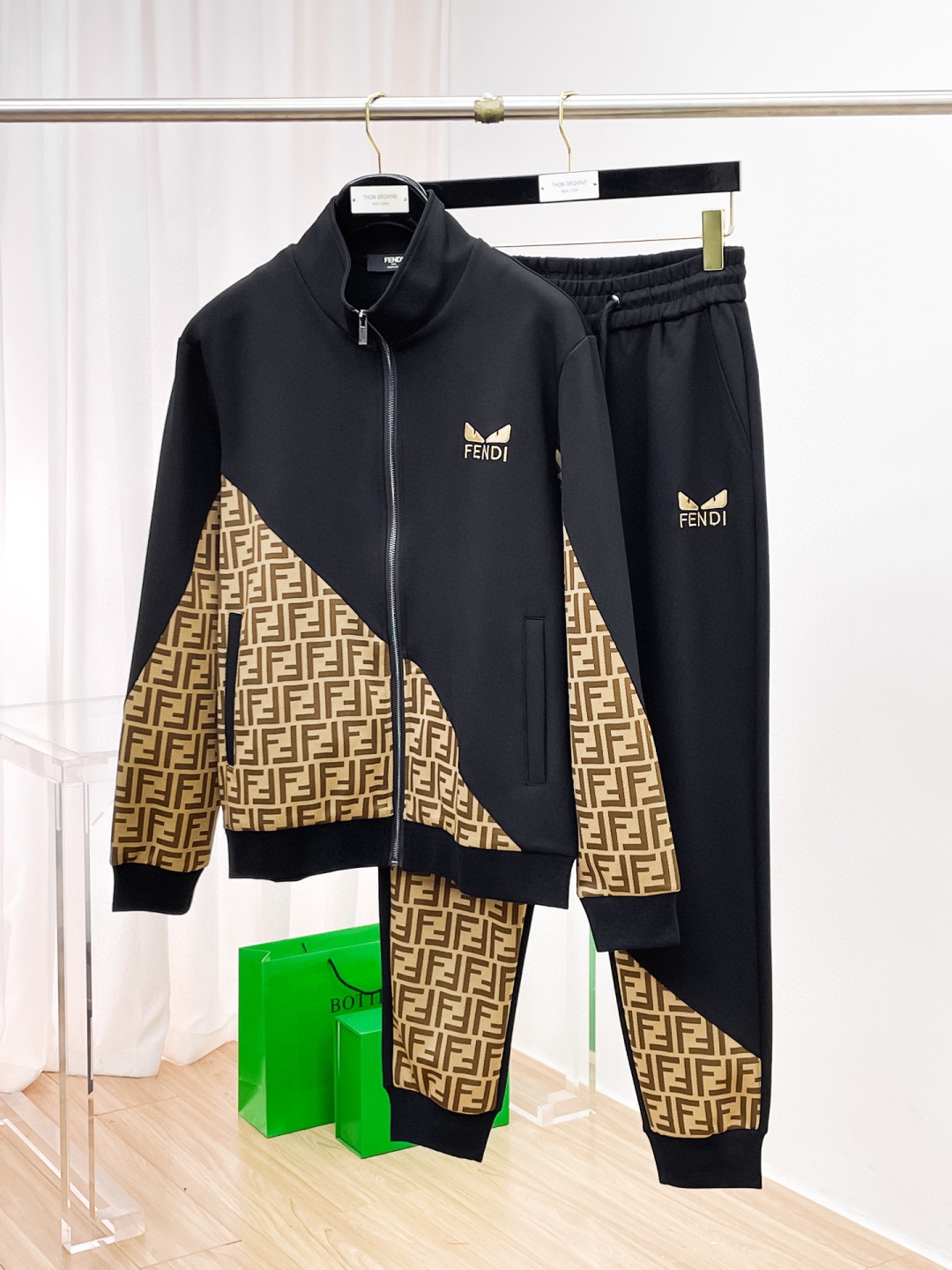 NO:614961,[FENDI] Hot-selling suit is coming. Focus on the original version of the official website. 2025 new hot-selling cardigan sweater suit. The original product is carefully crafted by top designers. It is a fitting and perfect upper body effect. All-natural high-quality Tencel Roman cotton, close-fitting comfort, noble and elegant!  Original hardware embodies elegance and nobility!  Counter sizes M-3XL (up to 190 pounds), fendi, fendi, hoodie, sweatshirts, alexander wang19860909【FENDI 芬迪】爆款套装来袭 专注官网原版 2025全新爆款开衫卫衣套装 原单狠货倾注顶级设计师的精心之作 就为一个贴合、完美的上身效果 全天然优质天丝罗马棉,贴身的舒适感 高贵典雅！原厂五金无不彰显优雅高贵气质！专柜尺码M-3XL（最大穿到190斤）,,fendi,fendi,hoodie,sweatshirts,alexander wang,Men's clothing