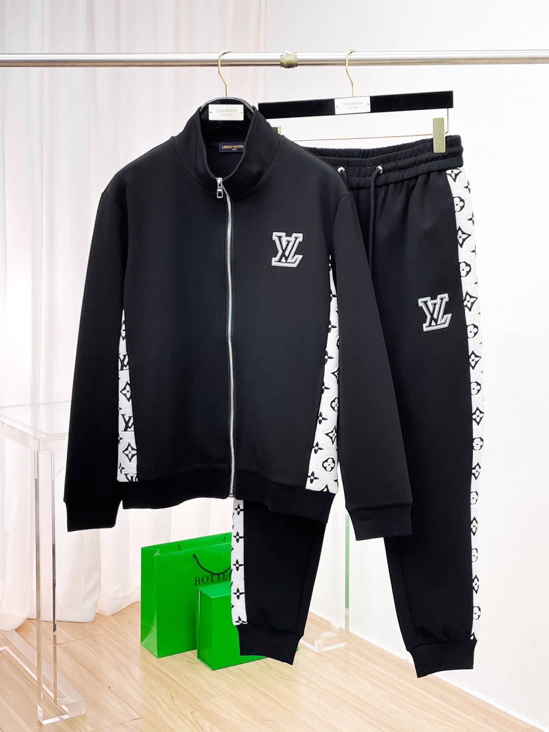 NO:614958,[LV Louis Vuitton] Hot-selling suit is coming. Focus on the original version of the official website. 2025 new hot-selling cardigan sweater suit. The original product is carefully crafted by top designers. It is a fitting and perfect upper body effect. All-natural high-quality Tencel Roman cotton, close-fitting comfort, noble and elegant!  Original hardware embodies elegance and nobility!  Counter sizes M-3XL (up to 190 pounds),,louis vuitton,louis vuitton,hoodie,sweatshirts,alexander wang19860909【LV路易威登】爆款套装来袭 专注官网原版 2025全新爆款开衫卫衣套装 原单狠货倾注顶级设计师的精心之作 就为一个贴合、完美的上身效果 全天然优质天丝罗马棉,贴身的舒适感 高贵典雅！原厂五金无不彰显优雅高贵气质！专柜尺码M-3XL（最大穿到190斤）,,louis vuitton,louis vuitton,hoodie,sweatshirts,alexander wang,Men's clothing