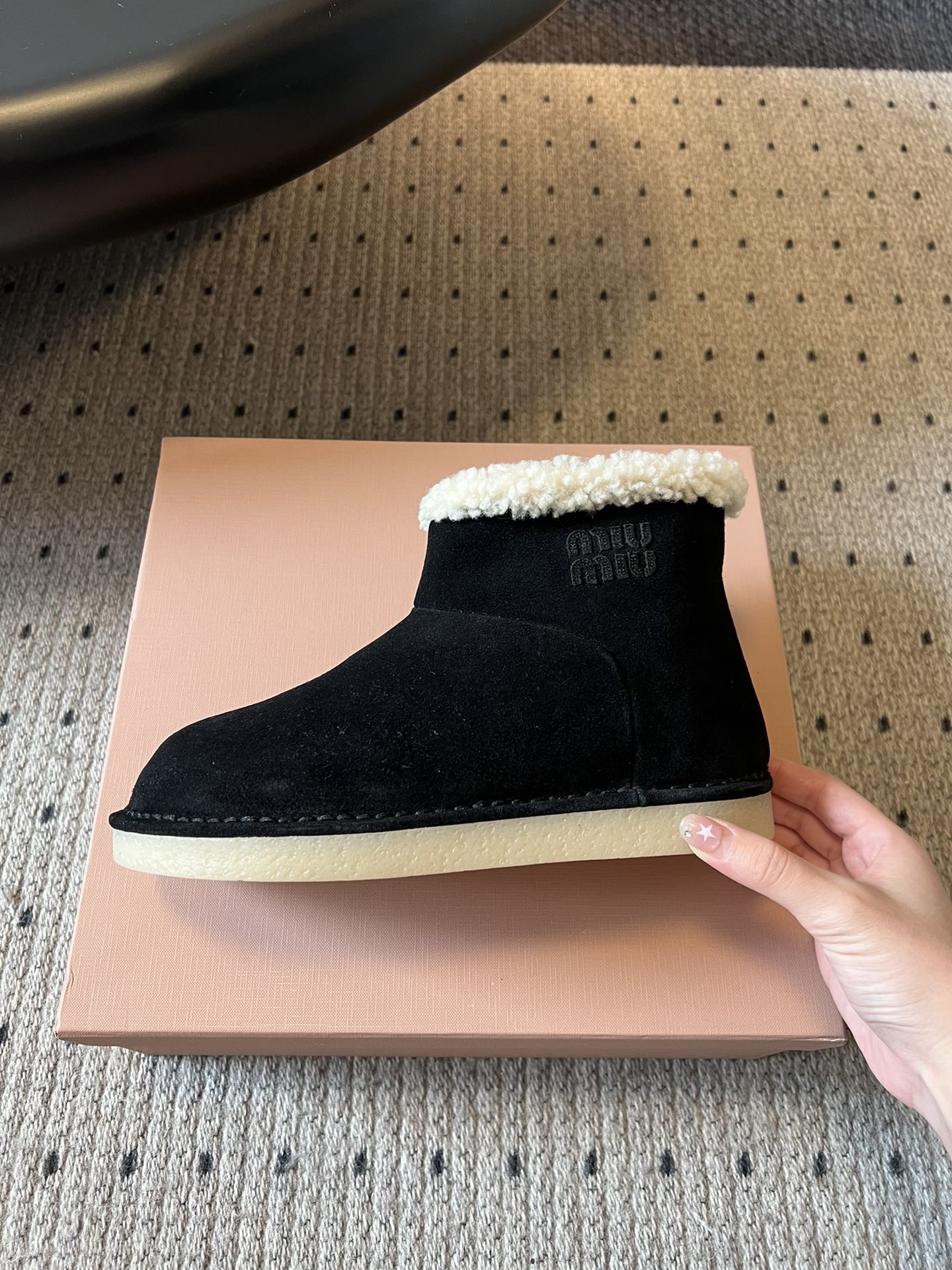 Miu Mi* 25FW deck shoes 毛绒保暖雪地靴这是一款雪地靴，有浅米色和深棕色等款式。外