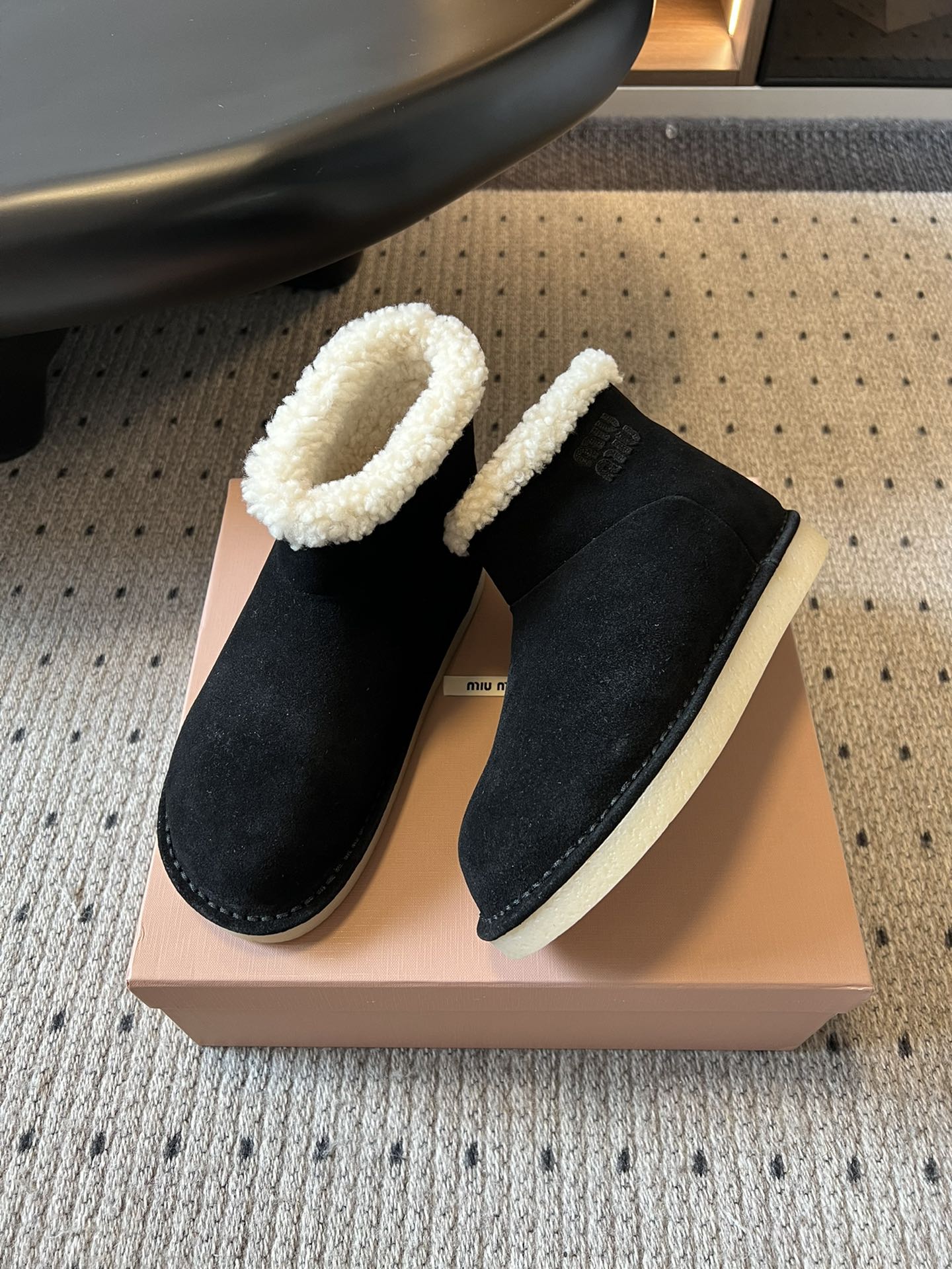 Miu Mi* 25FW deck shoes 毛绒保暖雪地靴这是一款雪地靴，有浅米色和深棕色等款式。外