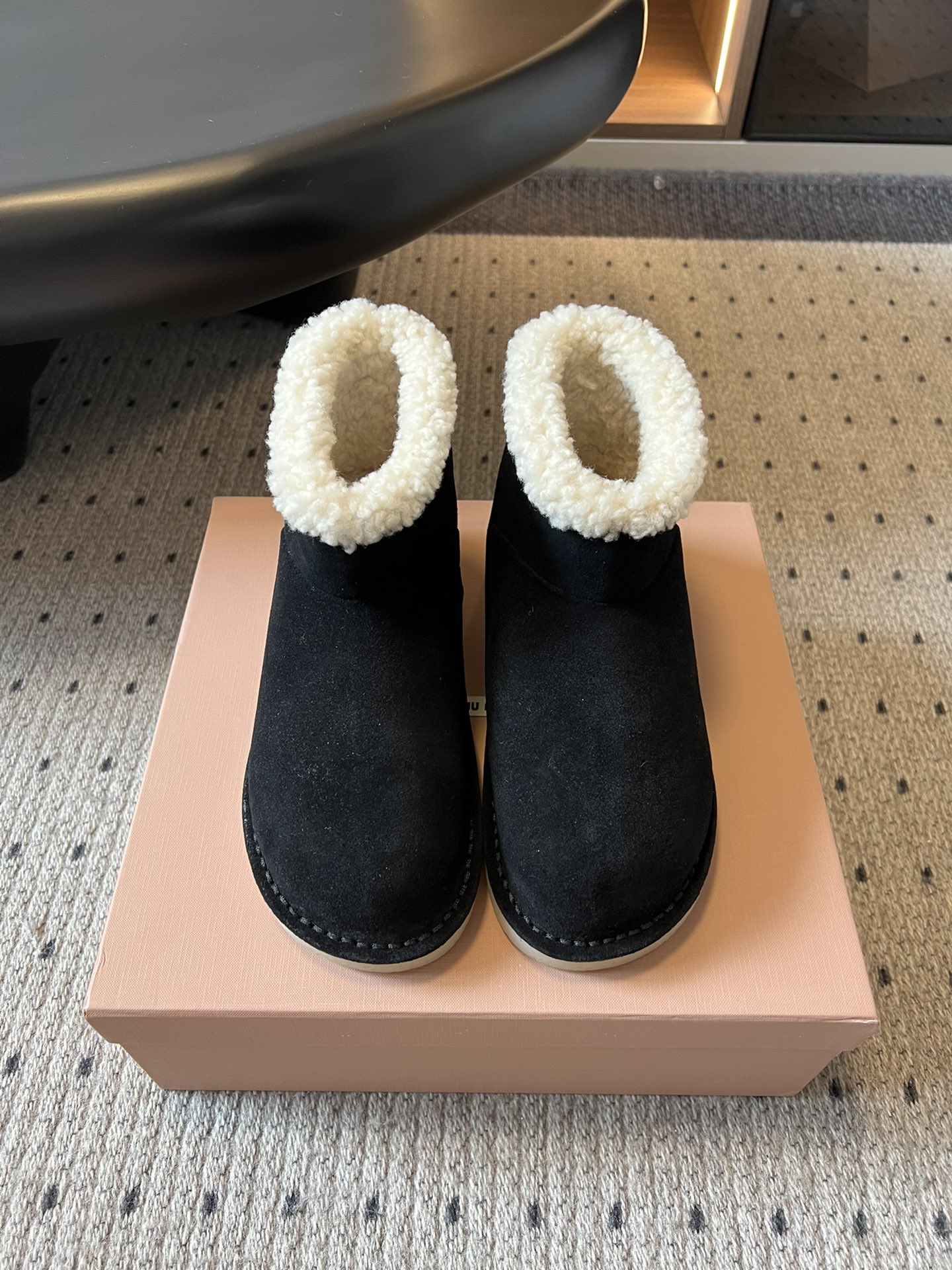Miu Mi* 25FW deck shoes 毛绒保暖雪地靴这是一款雪地靴，有浅米色和深棕色等款式。外