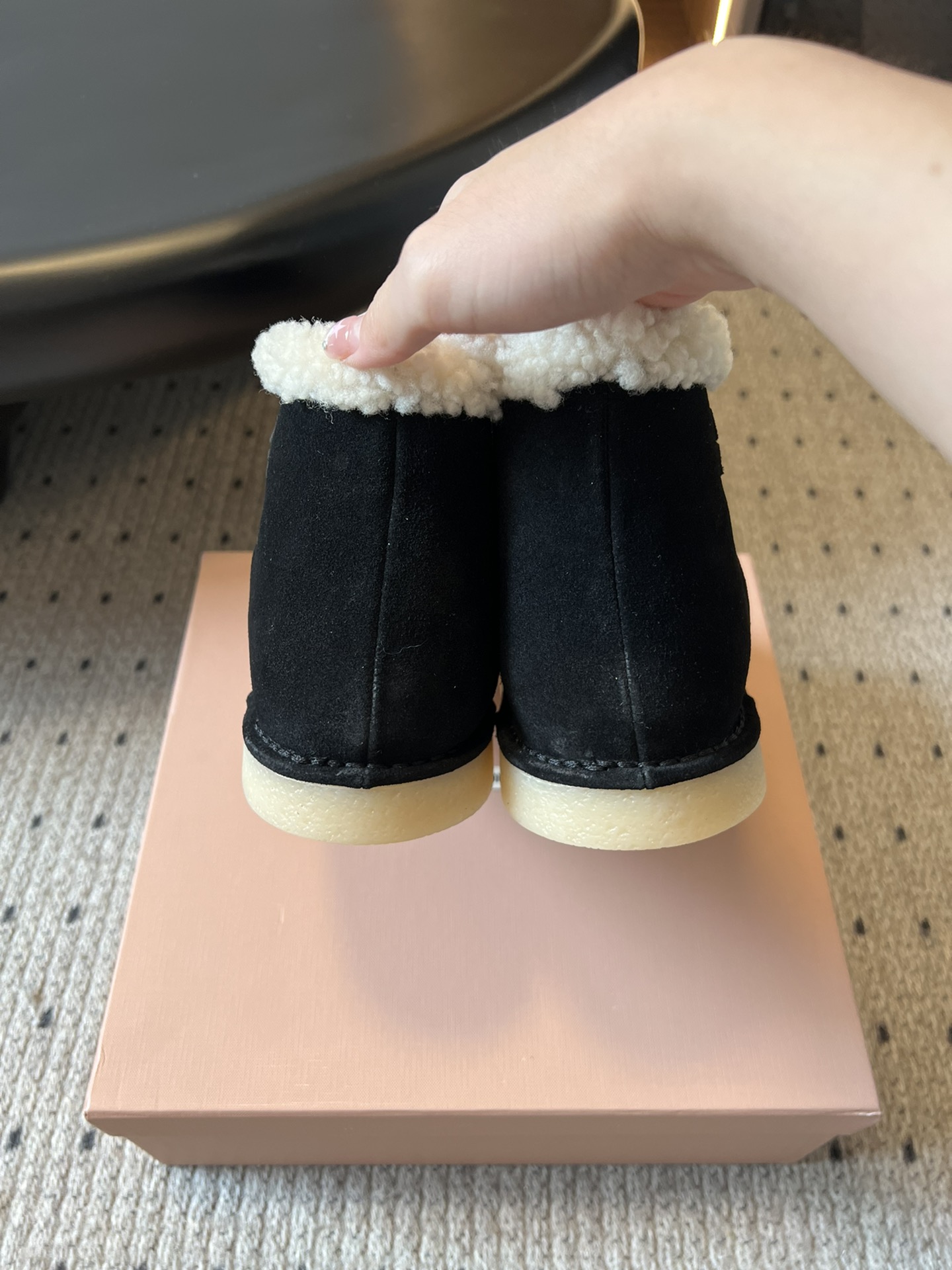 Miu Mi* 25FW deck shoes 毛绒保暖雪地靴这是一款雪地靴，有浅米色和深棕色等款式。外