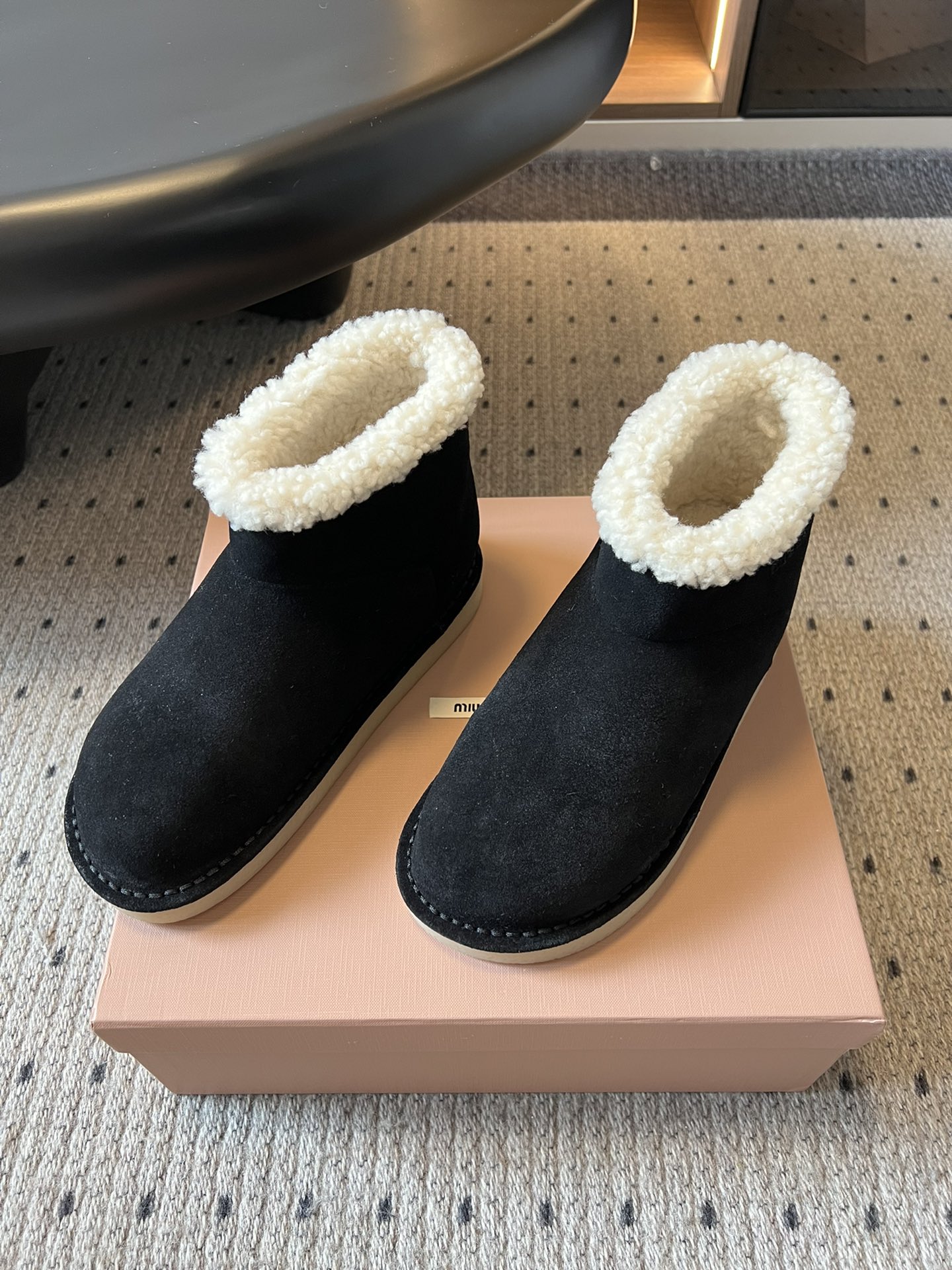 Miu Mi* 25FW deck shoes 毛绒保暖雪地靴这是一款雪地靴，有浅米色和深棕色等款式。外