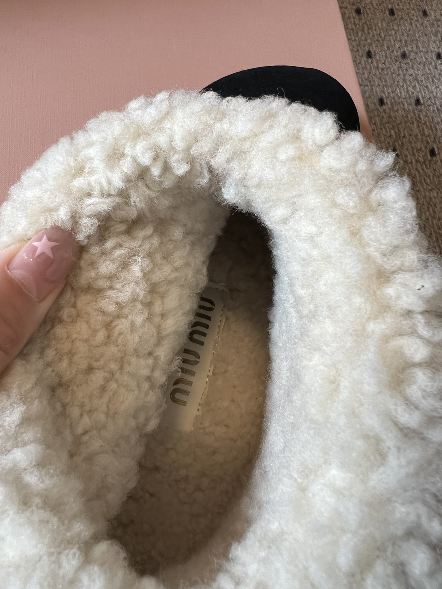 Miu Mi* 25FW deck shoes 毛绒保暖雪地靴这是一款雪地靴，有浅米色和深棕色等款式。外