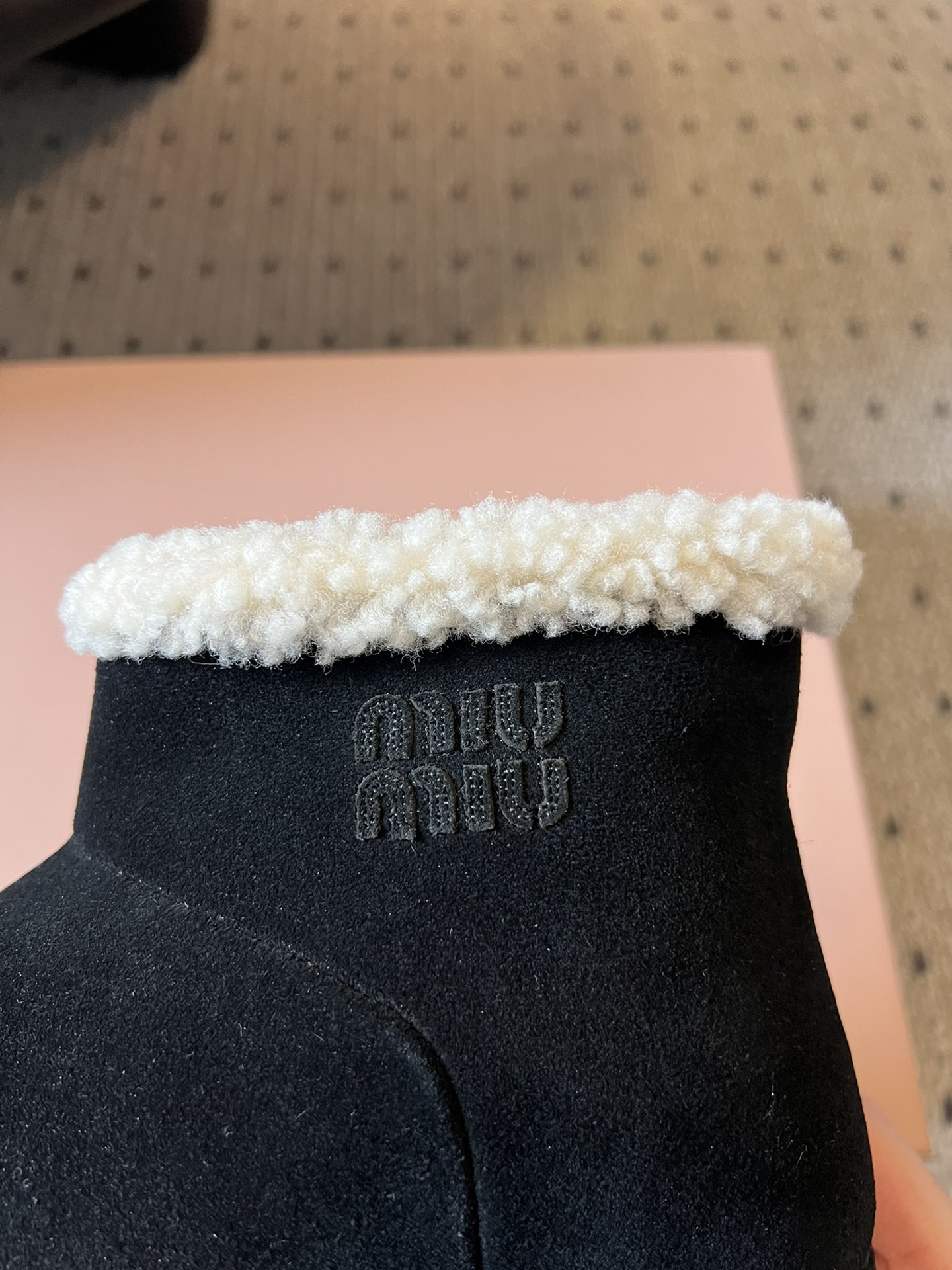 Miu Mi* 25FW deck shoes 毛绒保暖雪地靴这是一款雪地靴，有浅米色和深棕色等款式。外