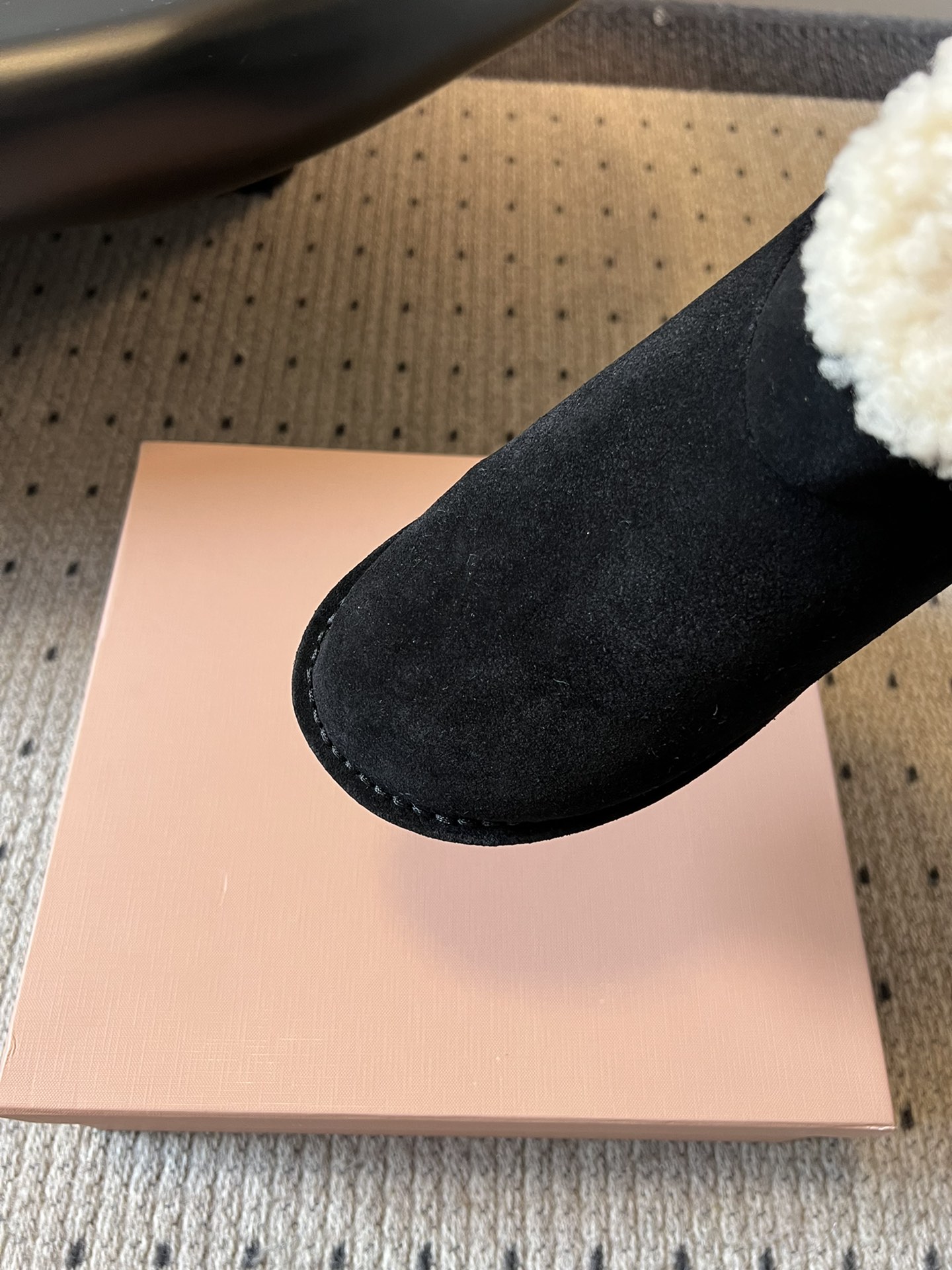 Miu Mi* 25FW deck shoes 毛绒保暖雪地靴这是一款雪地靴，有浅米色和深棕色等款式。外