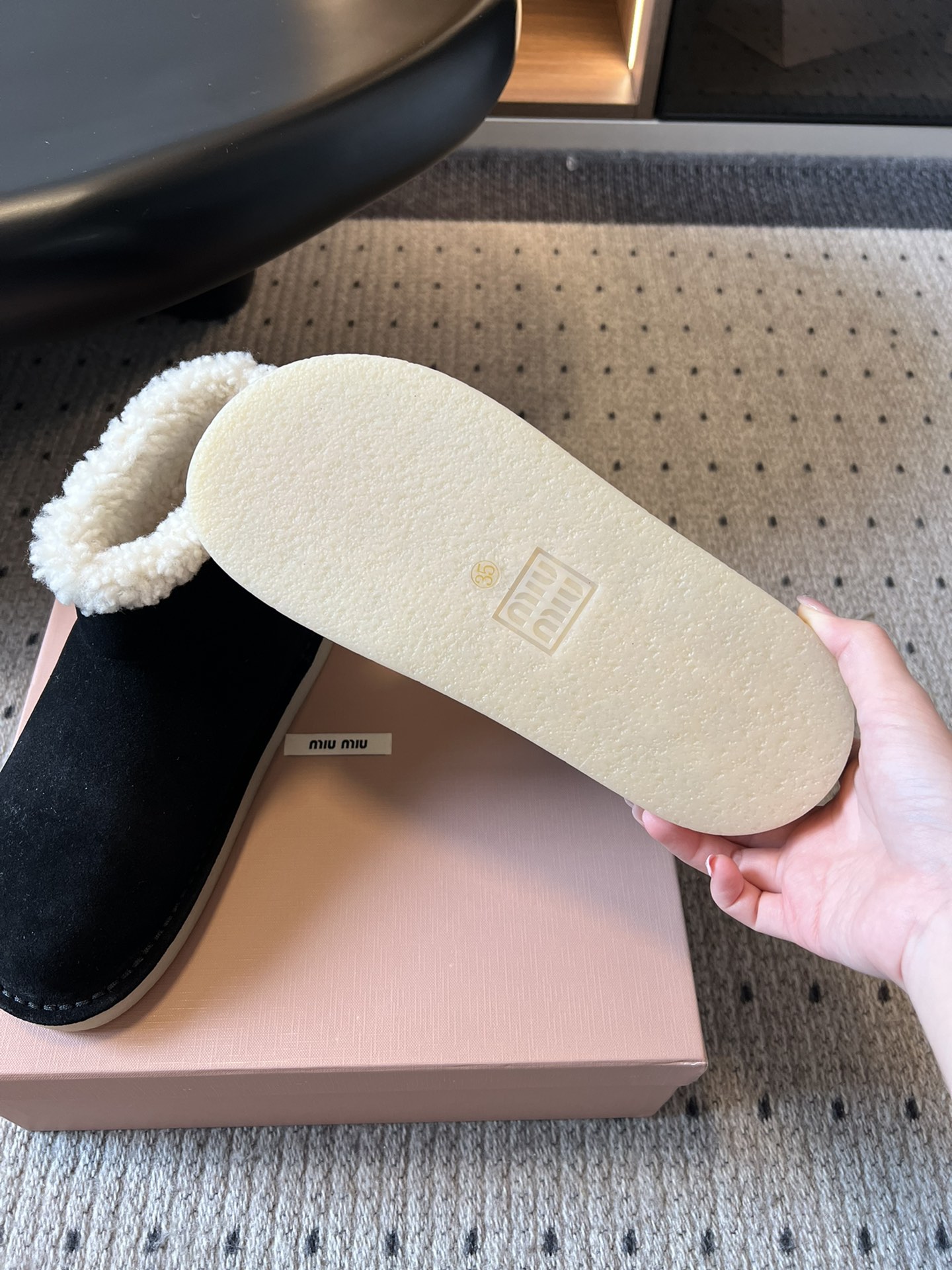 Miu Mi* 25FW deck shoes 毛绒保暖雪地靴这是一款雪地靴，有浅米色和深棕色等款式。外