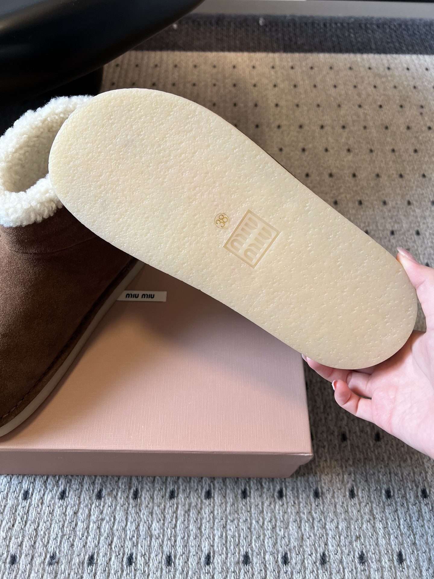 Miu Mi* 25FW deck shoes 毛绒保暖雪地靴这是一款雪地靴，有浅米色和深棕色等款式。外
