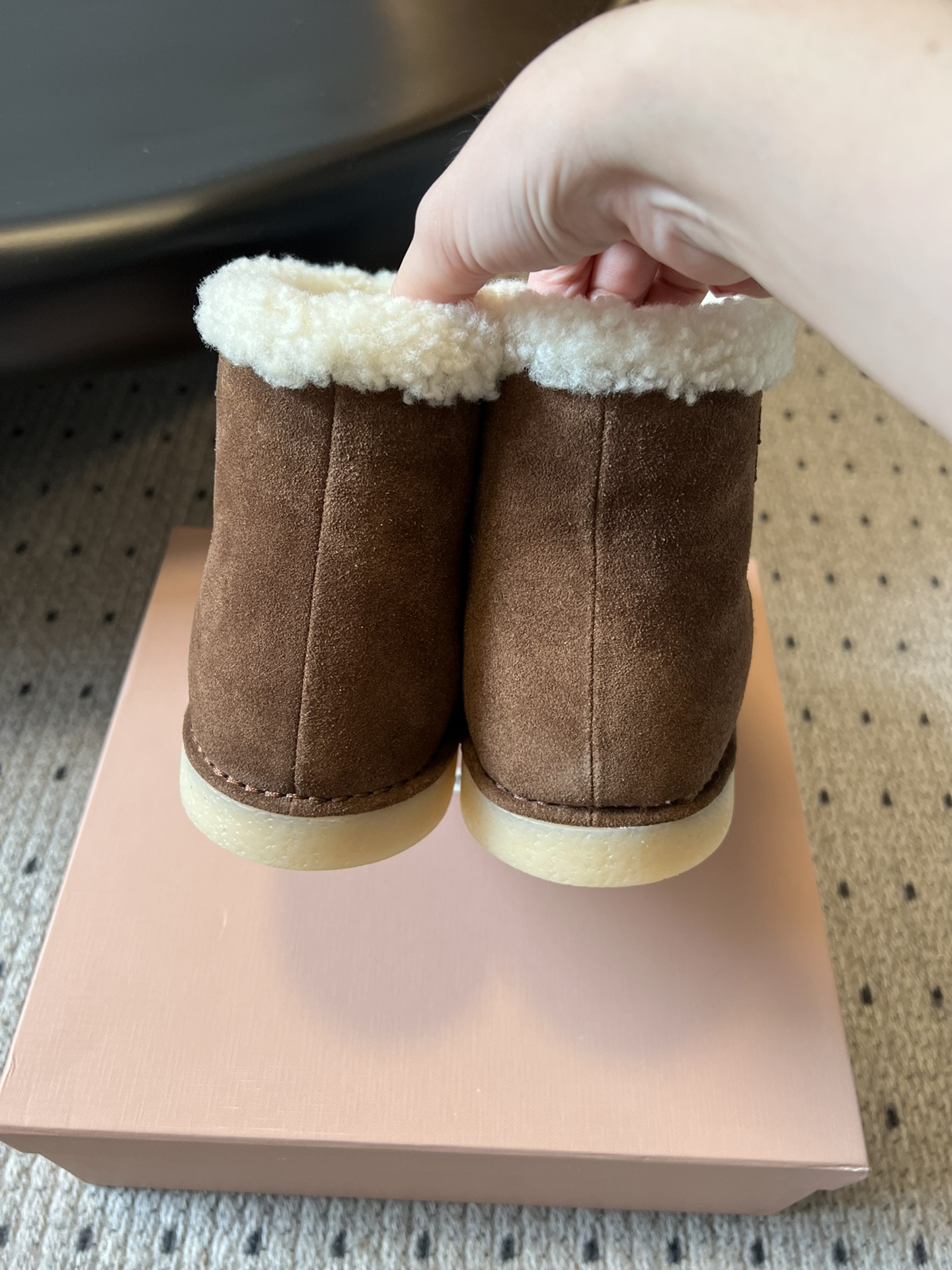 Miu Mi* 25FW deck shoes 毛绒保暖雪地靴这是一款雪地靴，有浅米色和深棕色等款式。外