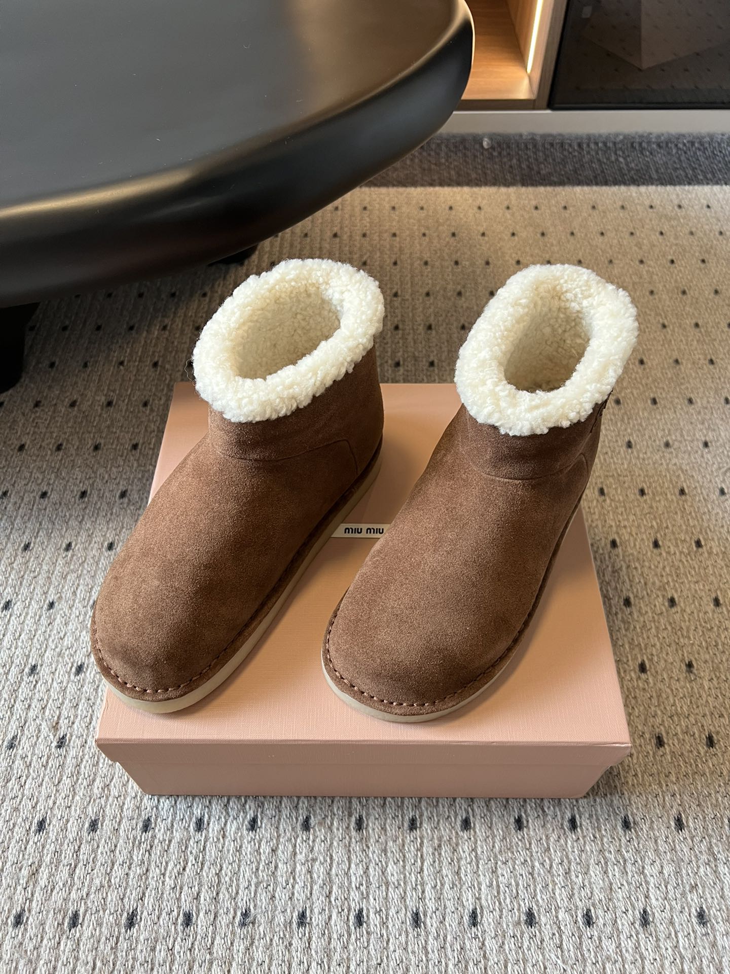 Miu Mi* 25FW deck shoes 毛绒保暖雪地靴这是一款雪地靴，有浅米色和深棕色等款式。外