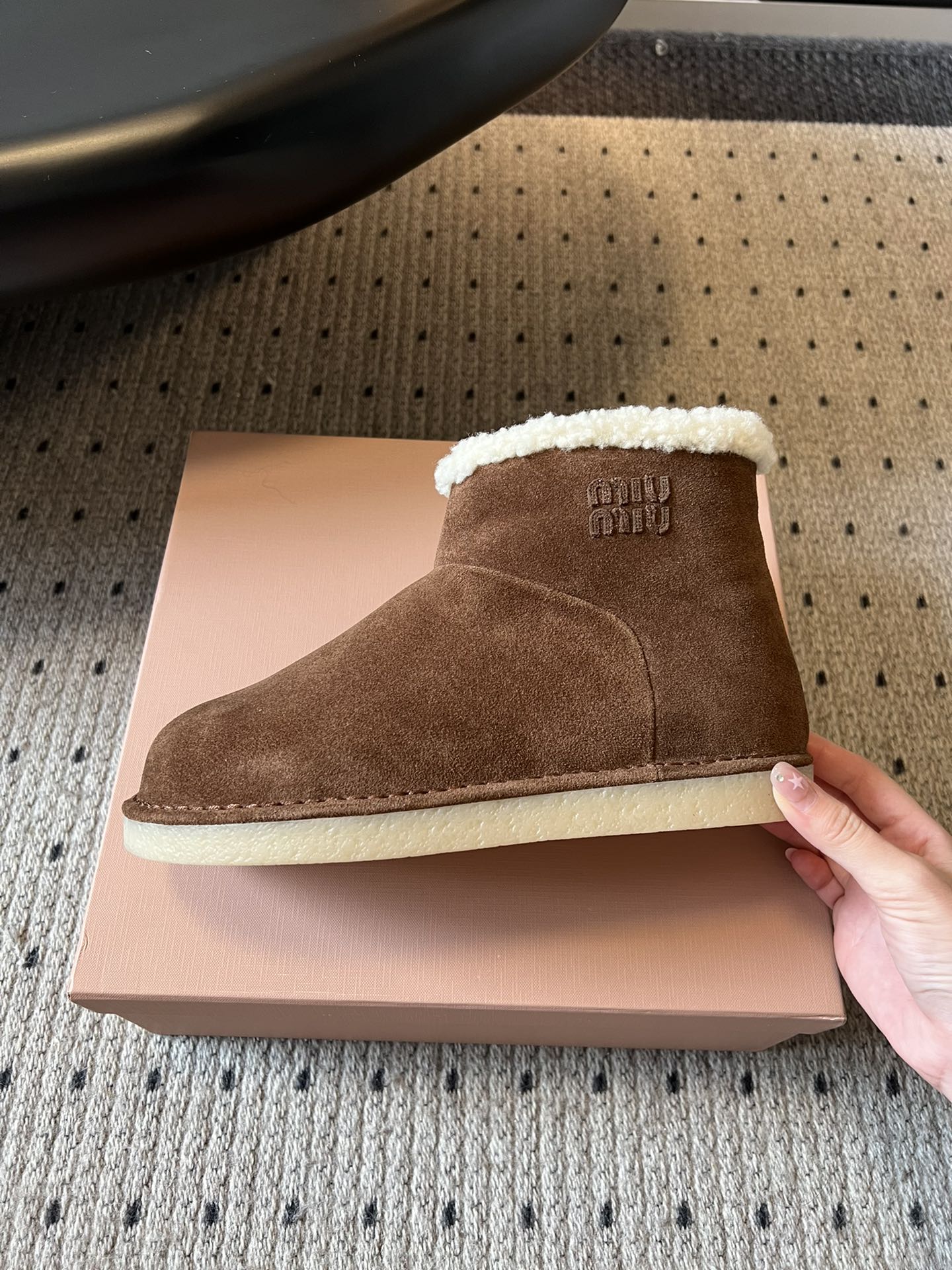 Miu Mi* 25FW deck shoes 毛绒保暖雪地靴这是一款雪地靴，有浅米色和深棕色等款式。外