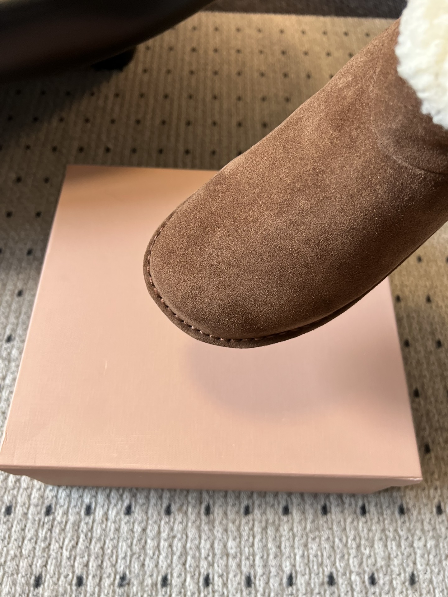Miu Mi* 25FW deck shoes 毛绒保暖雪地靴这是一款雪地靴，有浅米色和深棕色等款式。外