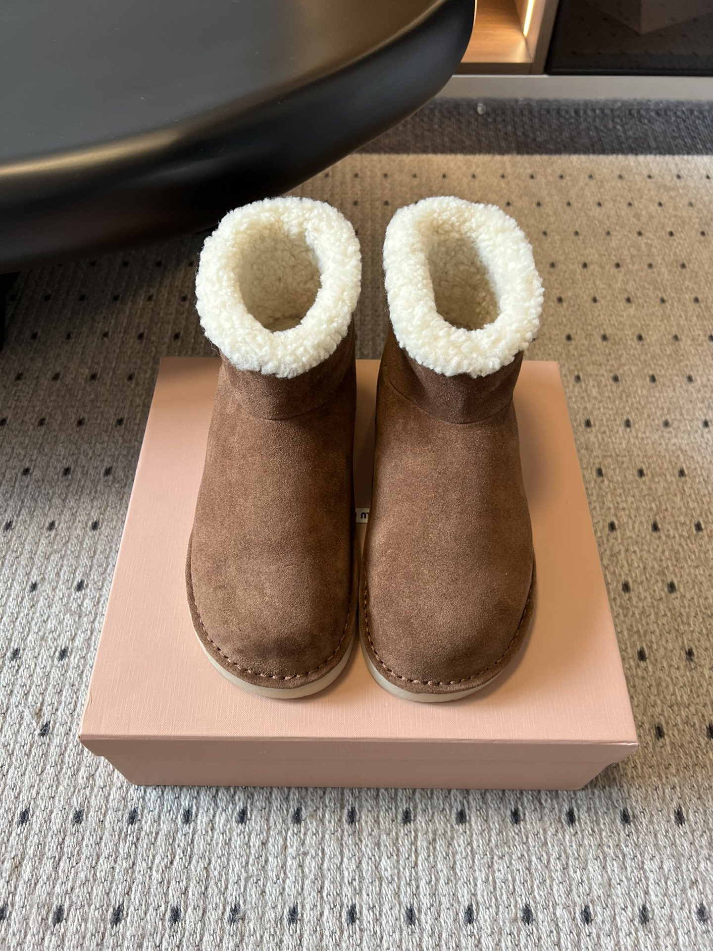 Miu Mi* 25FW deck shoes 毛绒保暖雪地靴这是一款雪地靴，有浅米色和深棕色等款式。外
