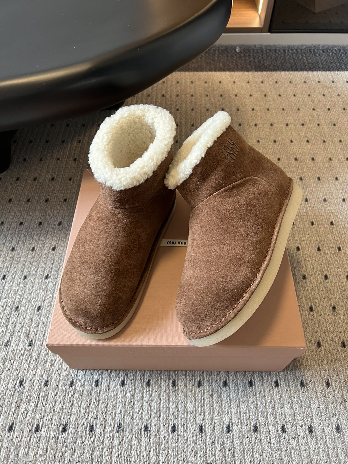 Miu Mi* 25FW deck shoes 毛绒保暖雪地靴这是一款雪地靴，有浅米色和深棕色等款式。外