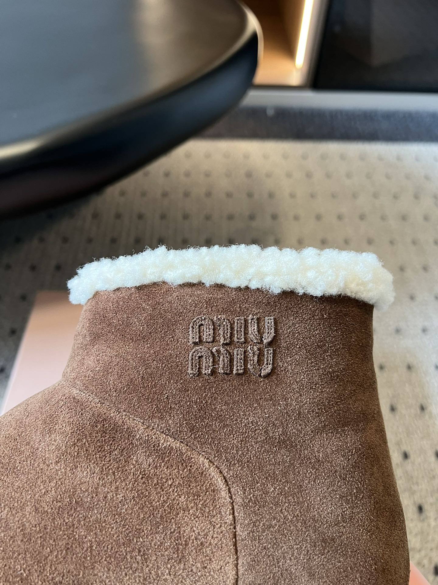 Miu Mi* 25FW deck shoes 毛绒保暖雪地靴这是一款雪地靴，有浅米色和深棕色等款式。外