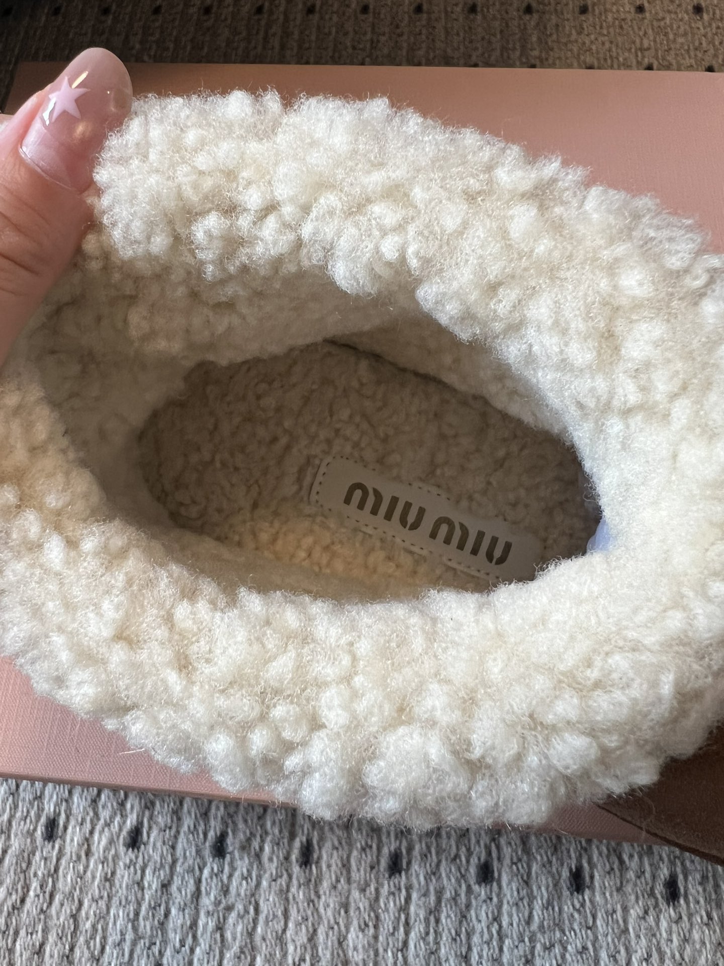 Miu Mi* 25FW deck shoes 毛绒保暖雪地靴这是一款雪地靴，有浅米色和深棕色等款式。外