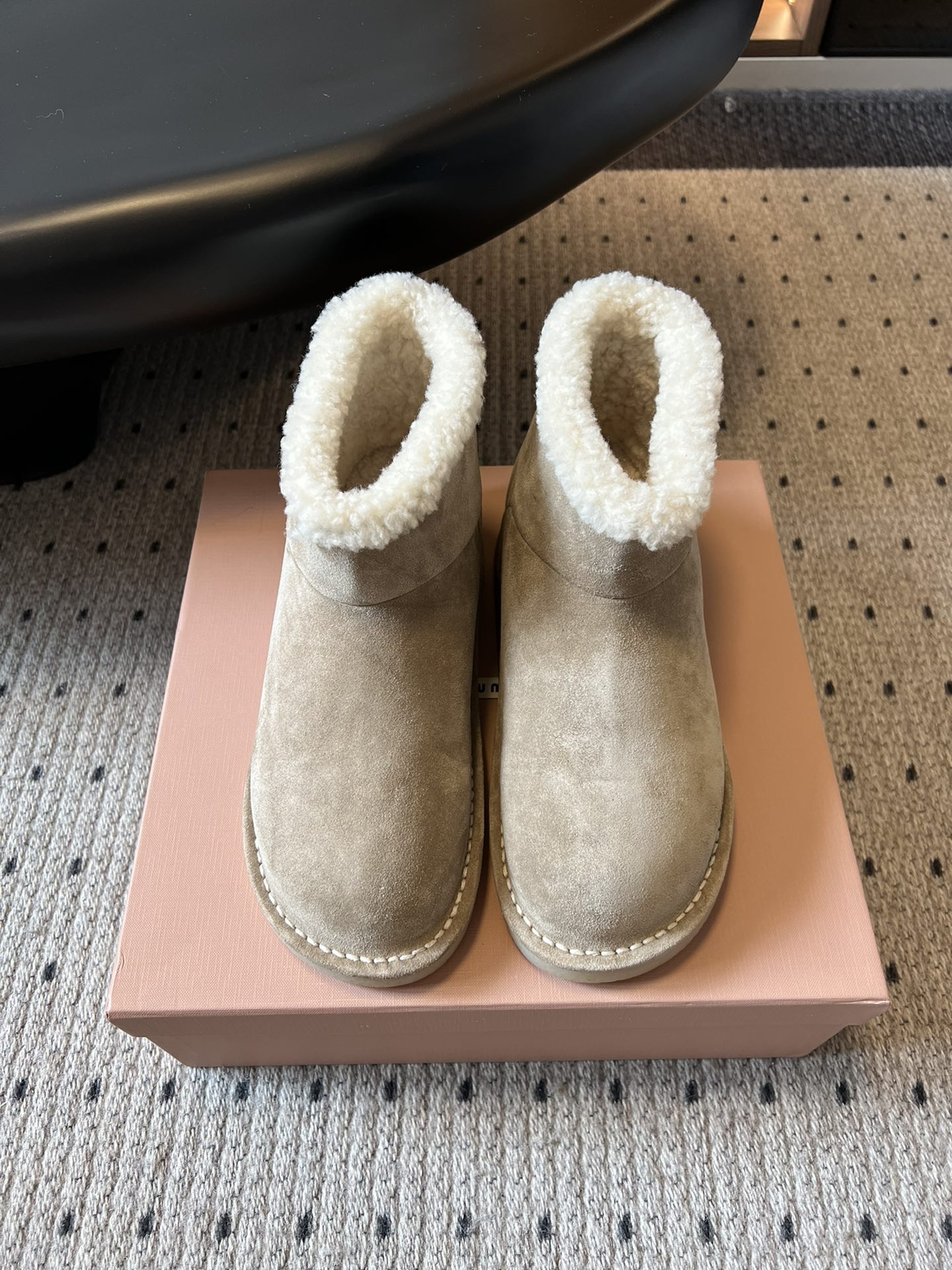 Miu Mi* 25FW deck shoes 毛绒保暖雪地靴这是一款雪地靴，有浅米色和深棕色等款式。外
