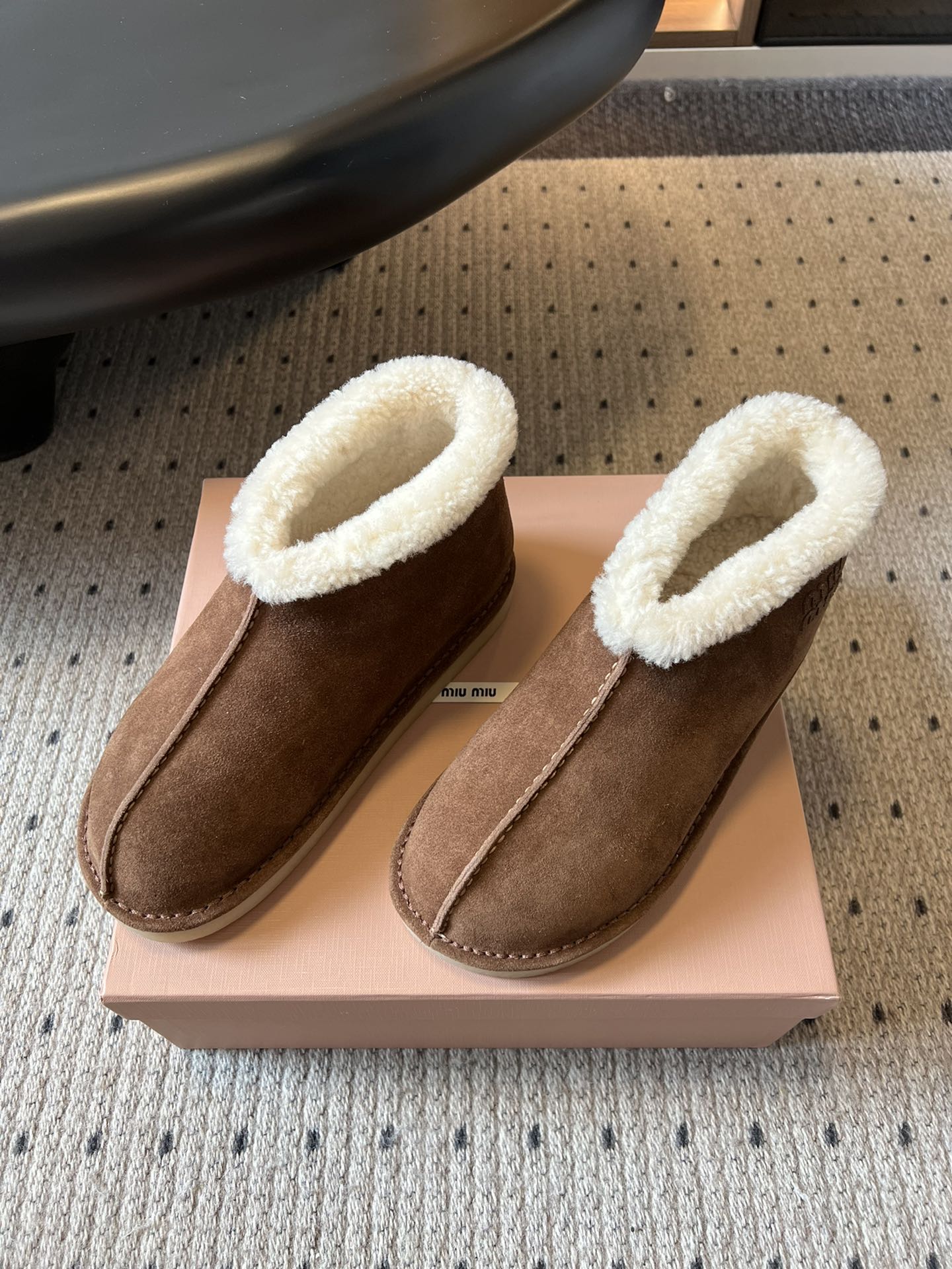 MiuMi* 25FW deck shoes 秋冬加绒保暖羊羔毛短筒雪地靴结合了短靴与拖鞋的设计元素，鞋