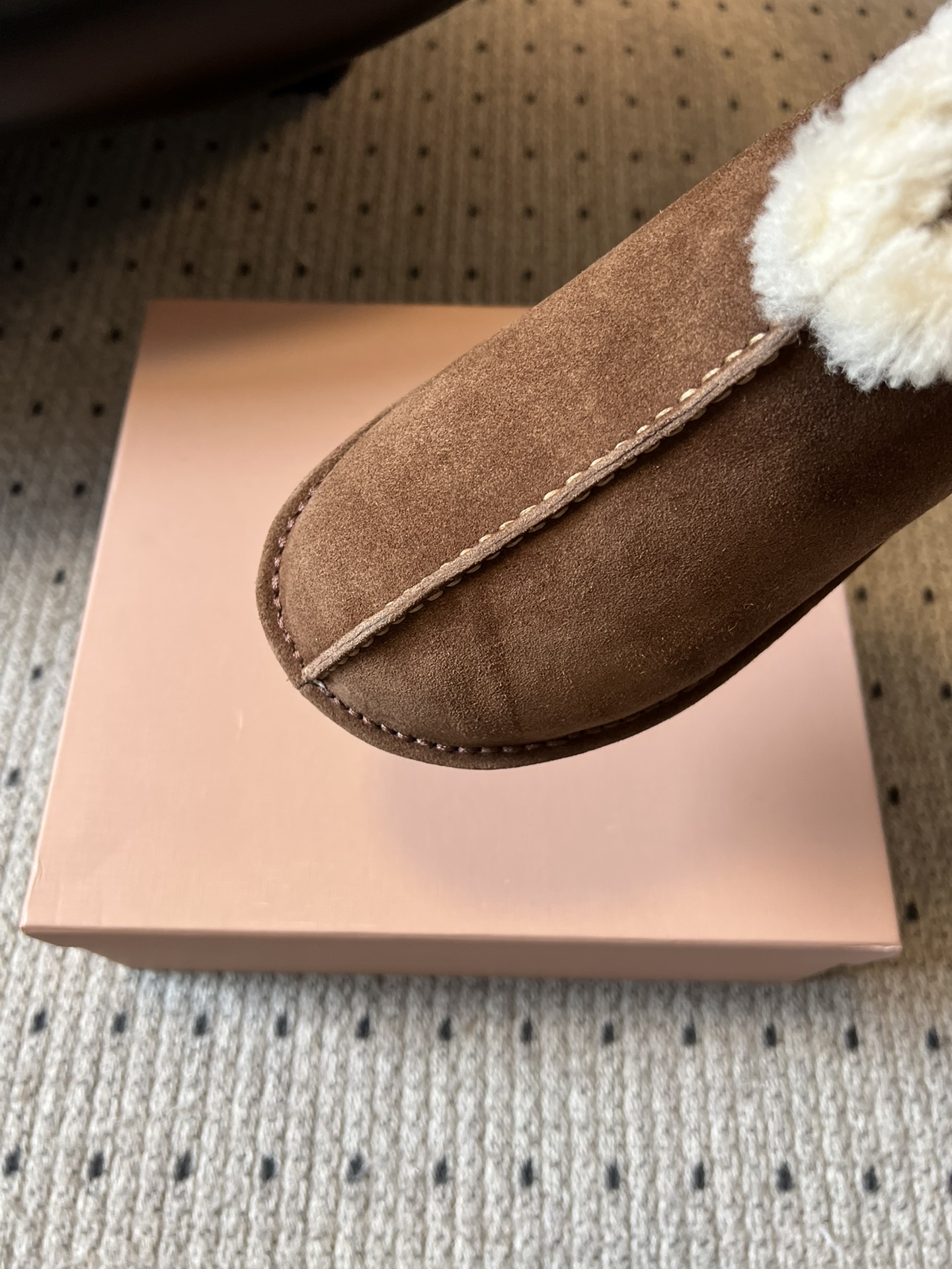 MiuMi* 25FW deck shoes 秋冬加绒保暖羊羔毛短筒雪地靴结合了短靴与拖鞋的设计元素，鞋