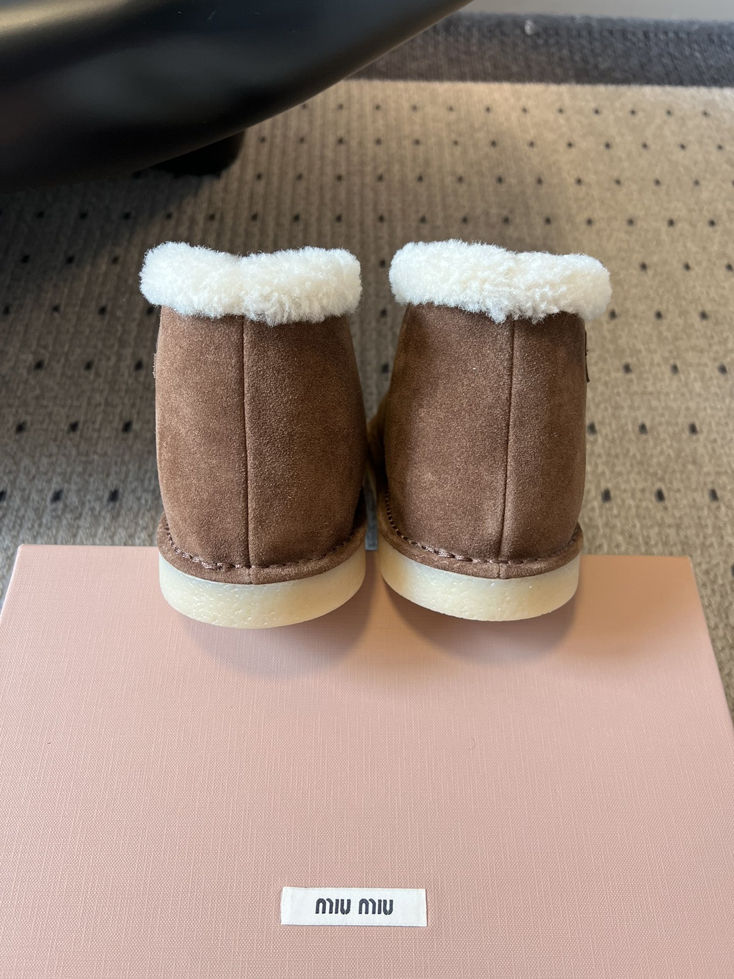 MiuMi* 25FW deck shoes 秋冬加绒保暖羊羔毛短筒雪地靴结合了短靴与拖鞋的设计元素，鞋