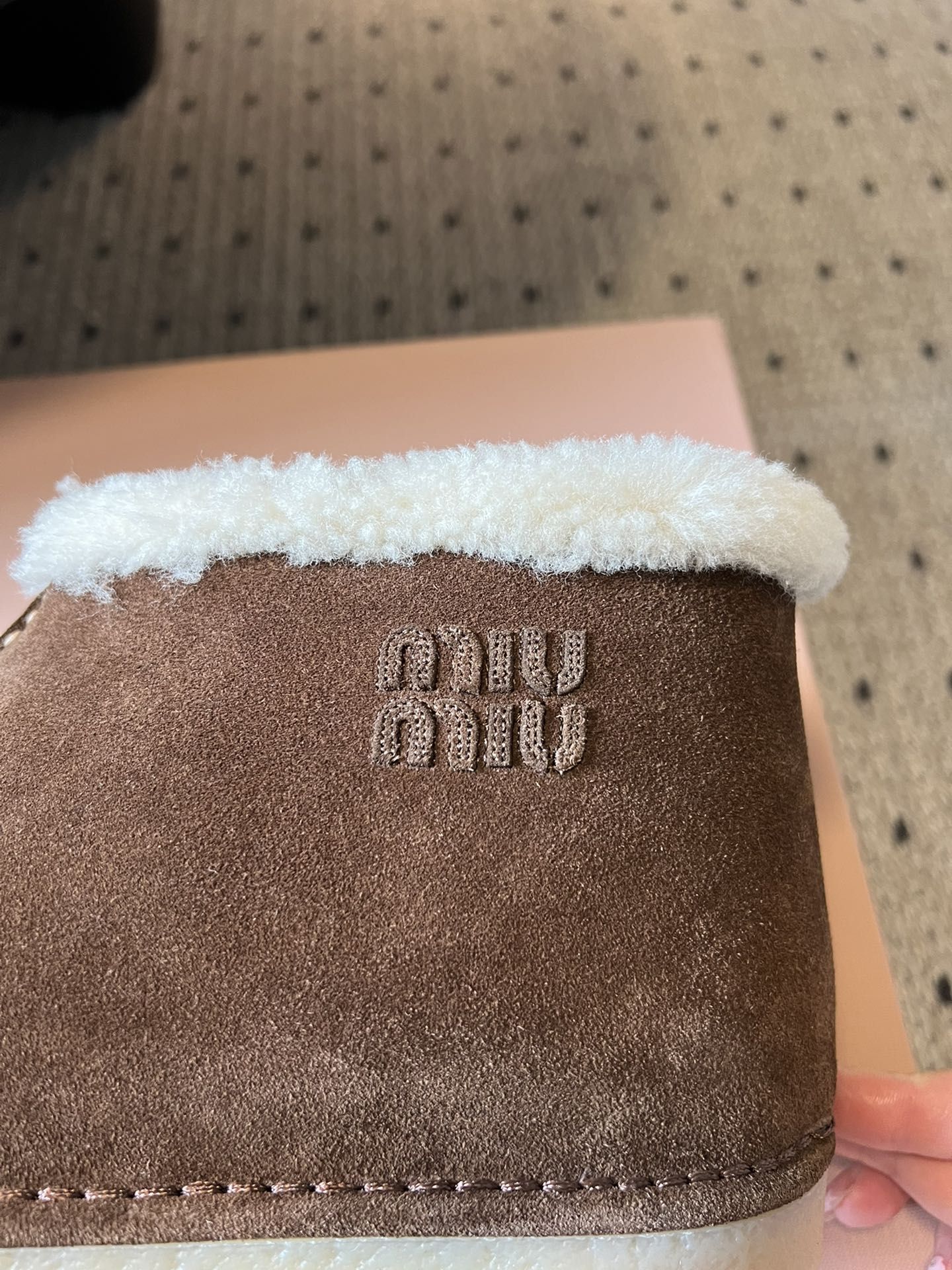 MiuMi* 25FW deck shoes 秋冬加绒保暖羊羔毛短筒雪地靴结合了短靴与拖鞋的设计元素，鞋