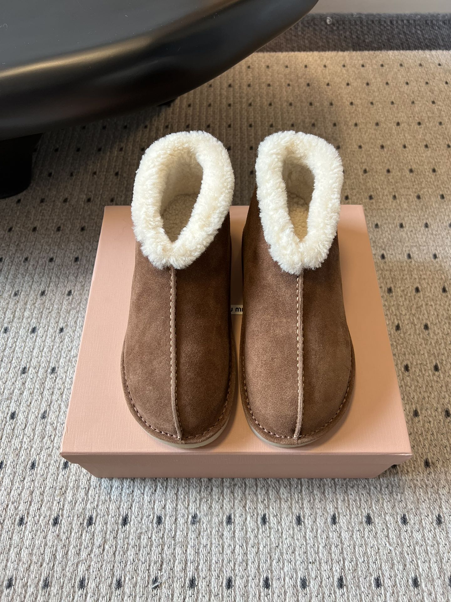 MiuMi* 25FW deck shoes 秋冬加绒保暖羊羔毛短筒雪地靴结合了短靴与拖鞋的设计元素，鞋