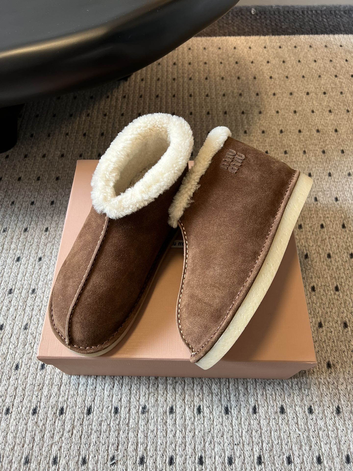 MiuMi* 25FW deck shoes 秋冬加绒保暖羊羔毛短筒雪地靴结合了短靴与拖鞋的设计元素，鞋