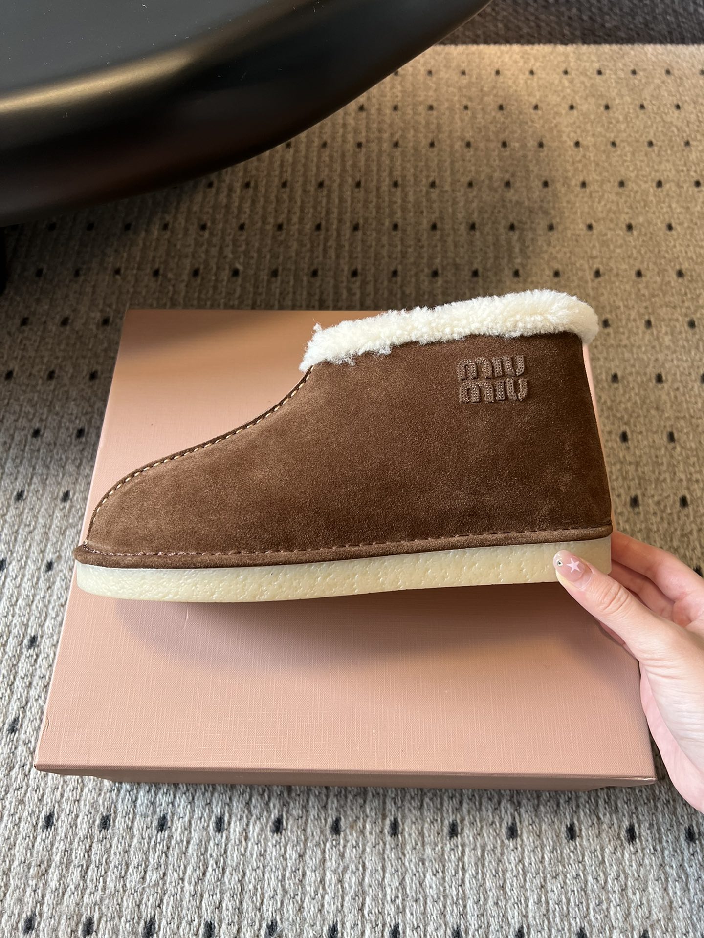 MiuMi* 25FW deck shoes 秋冬加绒保暖羊羔毛短筒雪地靴结合了短靴与拖鞋的设计元素，鞋