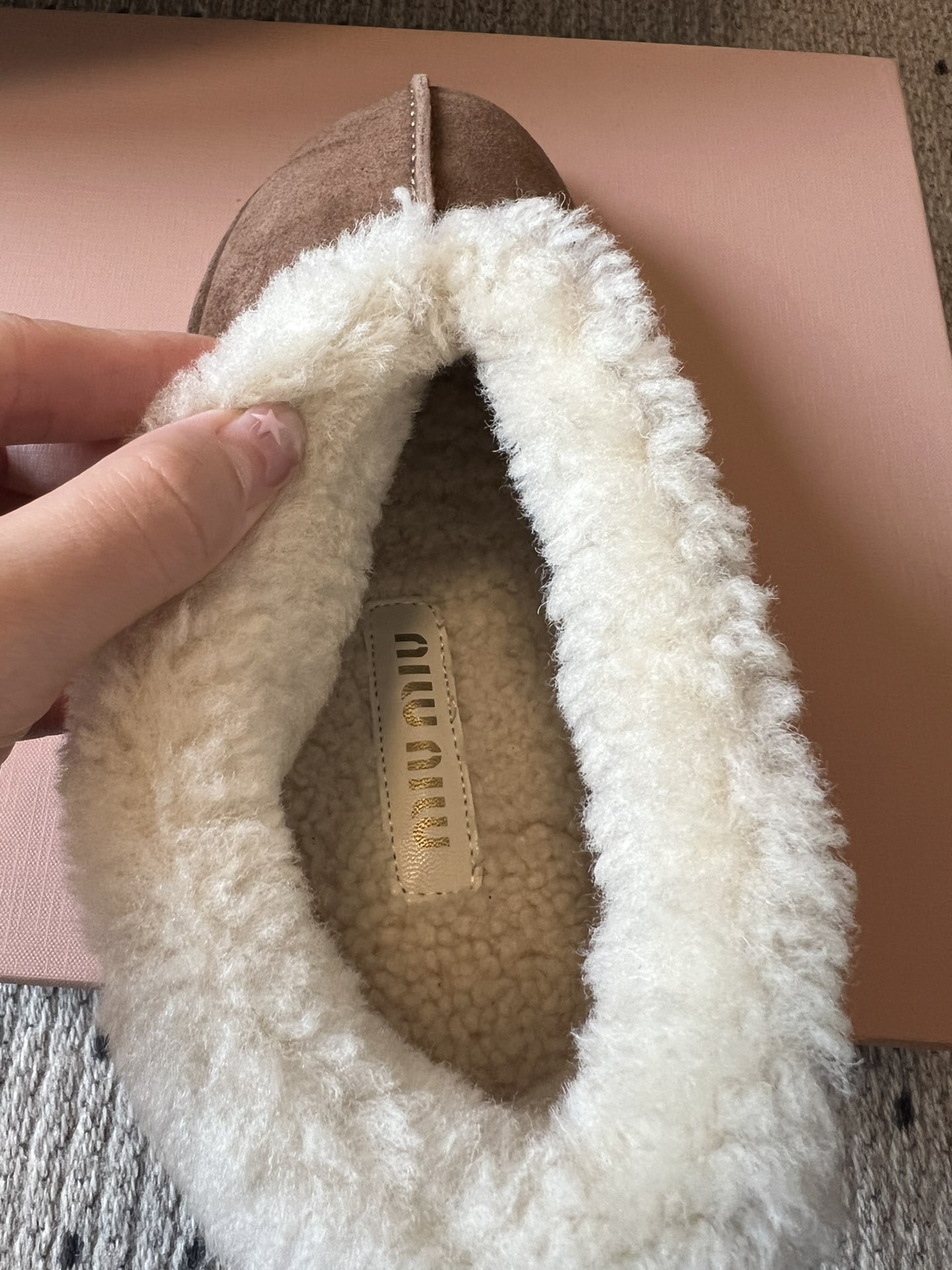 MiuMi* 25FW deck shoes 秋冬加绒保暖羊羔毛短筒雪地靴结合了短靴与拖鞋的设计元素，鞋