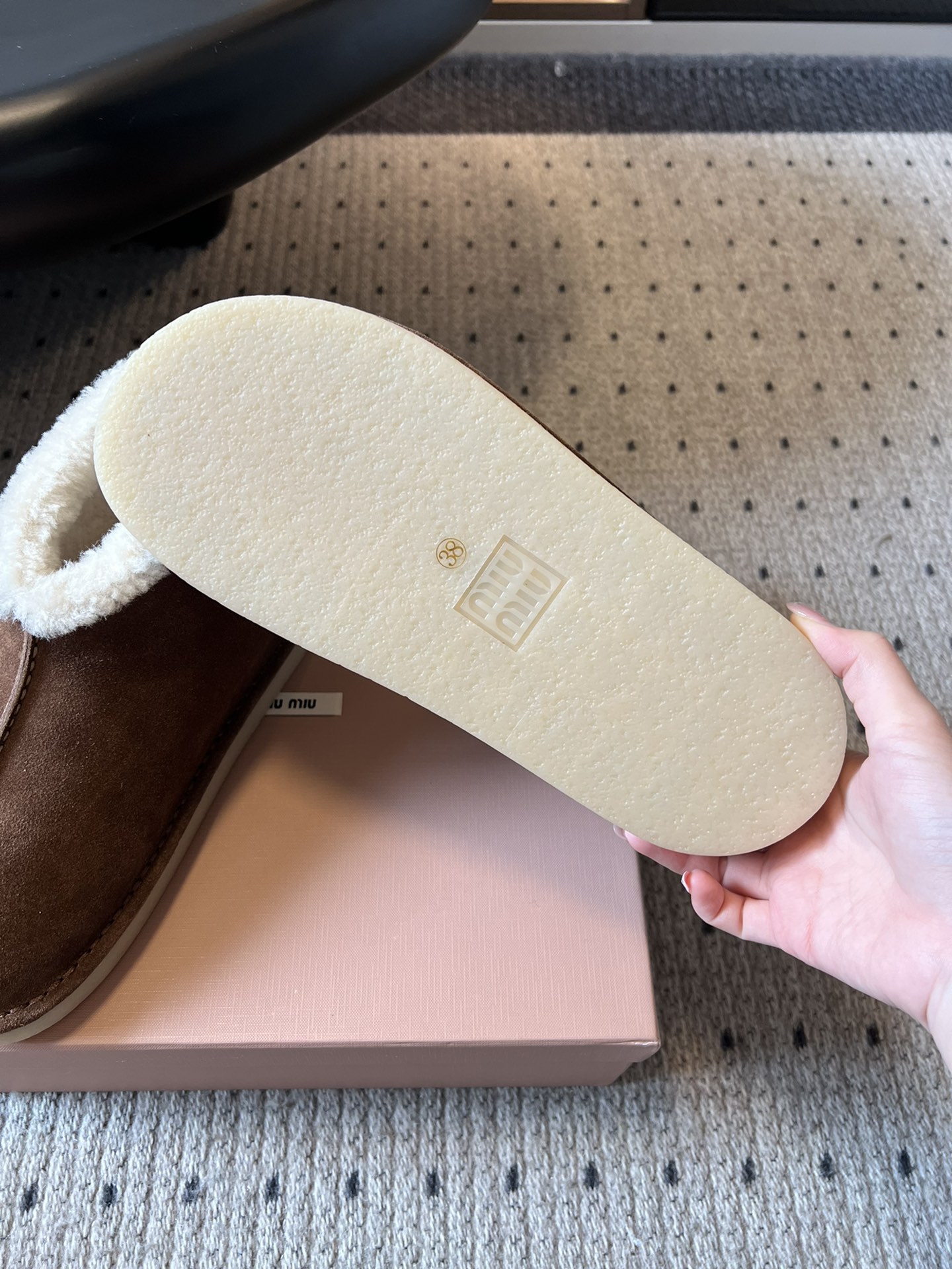 MiuMi* 25FW deck shoes 秋冬加绒保暖羊羔毛短筒雪地靴结合了短靴与拖鞋的设计元素，鞋