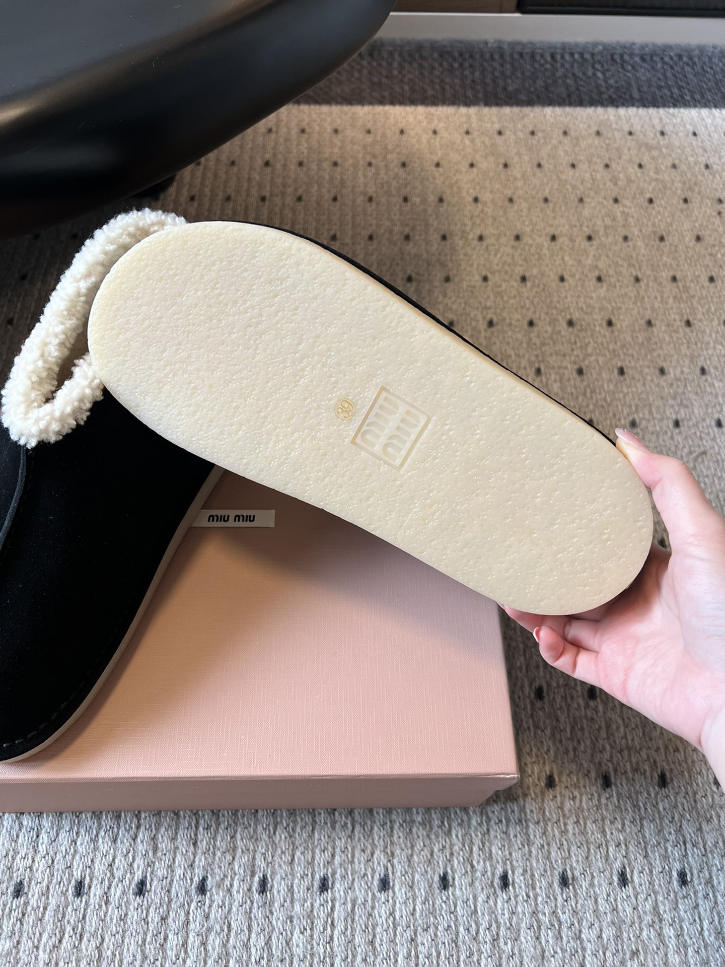 MiuMi* 25FW deck shoes 秋冬加绒保暖羊羔毛短筒雪地靴结合了短靴与拖鞋的设计元素，鞋