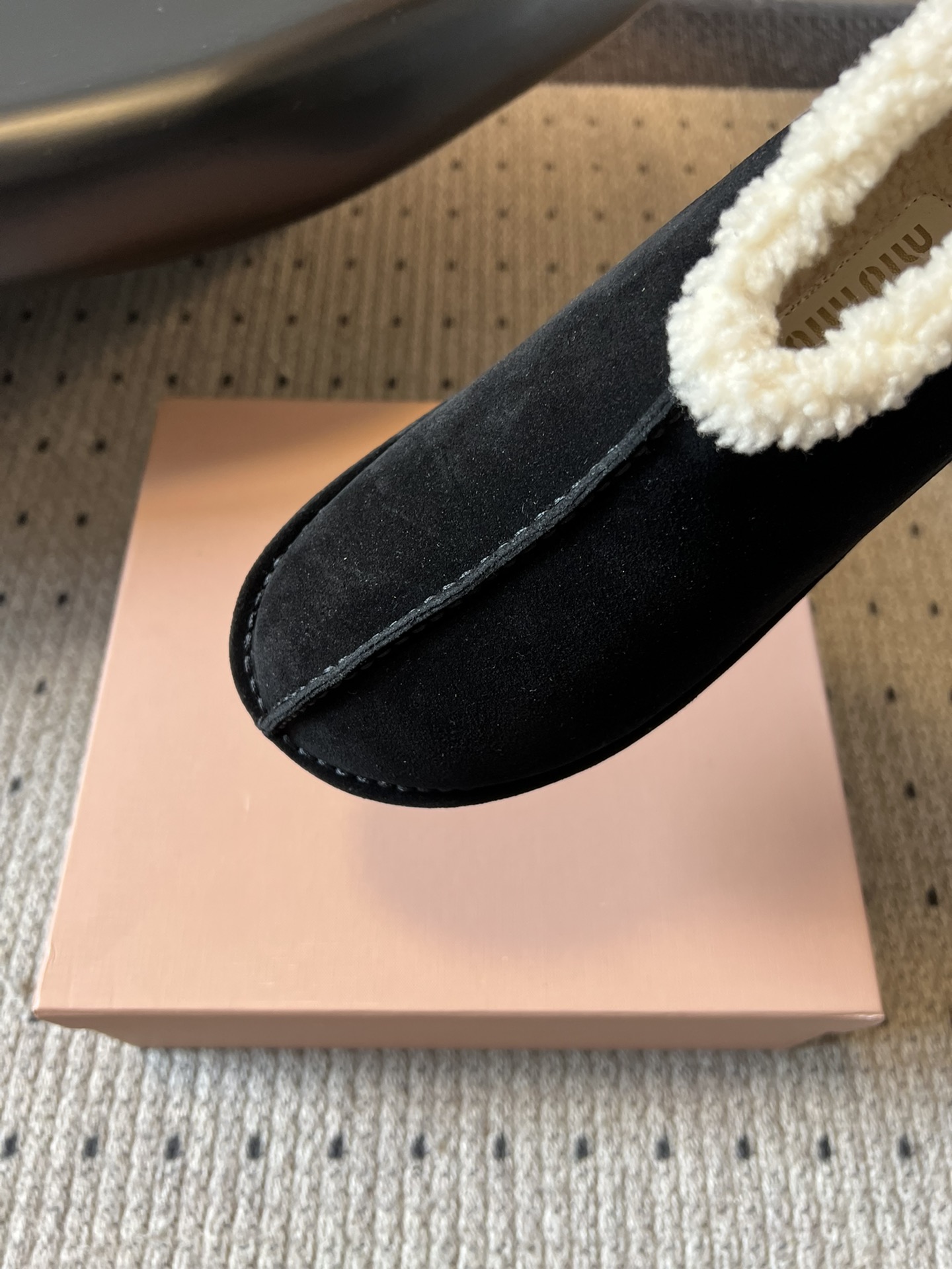 MiuMi* 25FW deck shoes 秋冬加绒保暖羊羔毛短筒雪地靴结合了短靴与拖鞋的设计元素，鞋