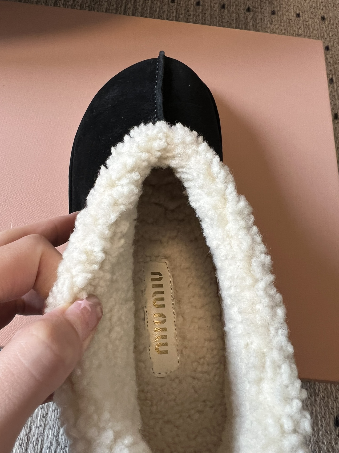 MiuMi* 25FW deck shoes 秋冬加绒保暖羊羔毛短筒雪地靴结合了短靴与拖鞋的设计元素，鞋