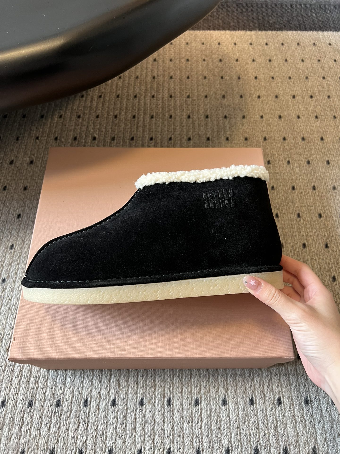 MiuMi* 25FW deck shoes 秋冬加绒保暖羊羔毛短筒雪地靴结合了短靴与拖鞋的设计元素，鞋