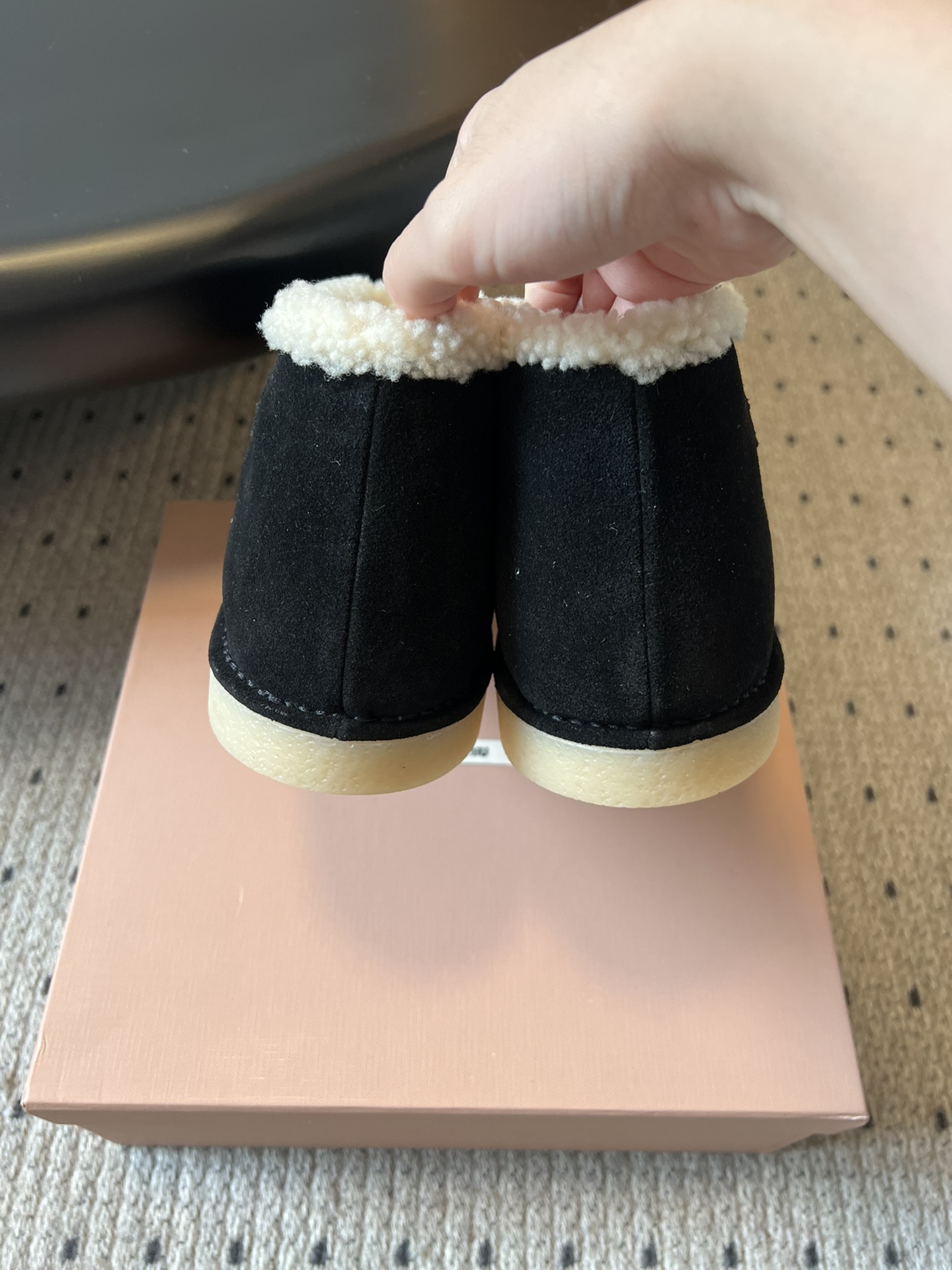 MiuMi* 25FW deck shoes 秋冬加绒保暖羊羔毛短筒雪地靴结合了短靴与拖鞋的设计元素，鞋