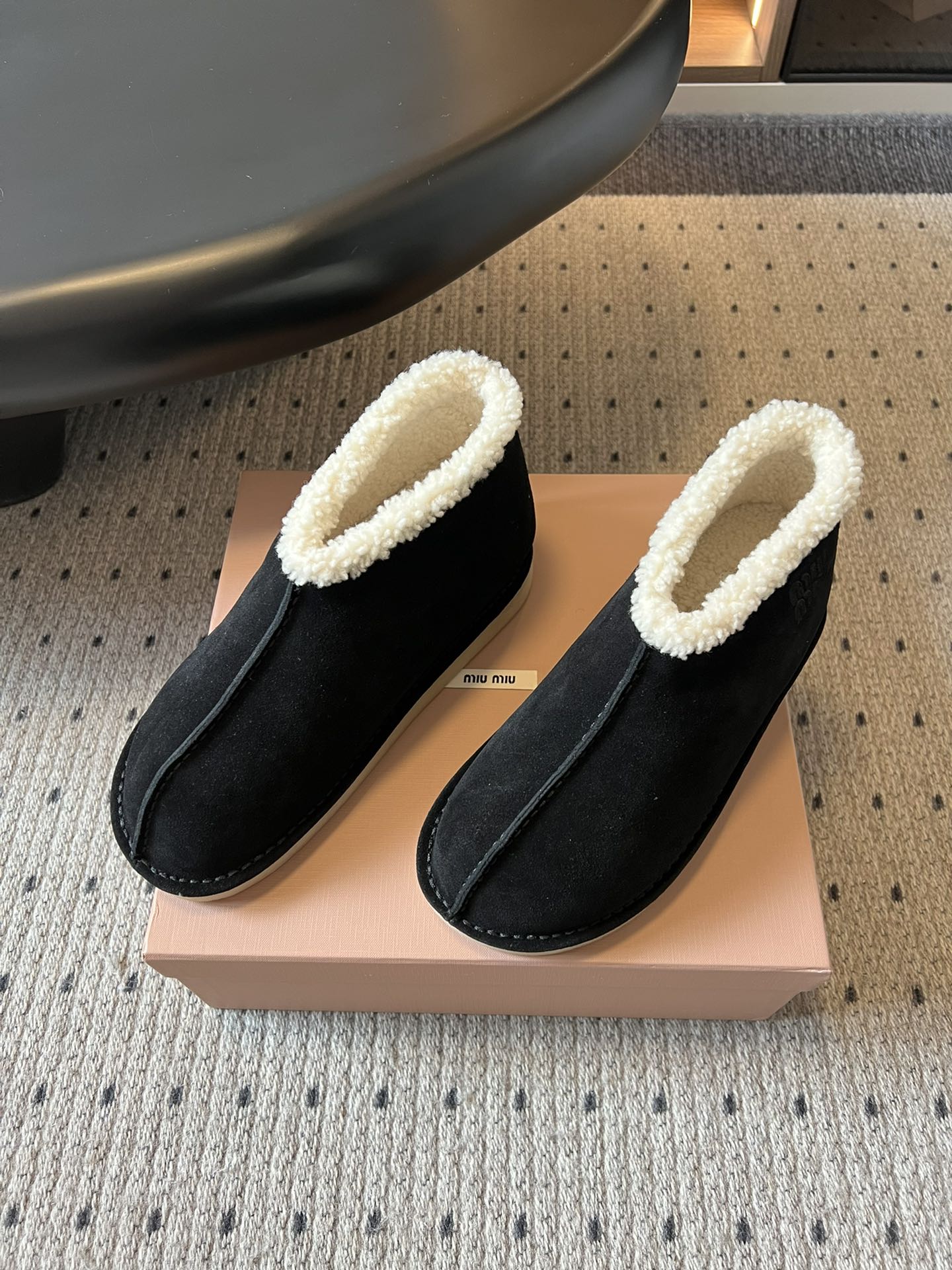 MiuMi* 25FW deck shoes 秋冬加绒保暖羊羔毛短筒雪地靴结合了短靴与拖鞋的设计元素，鞋
