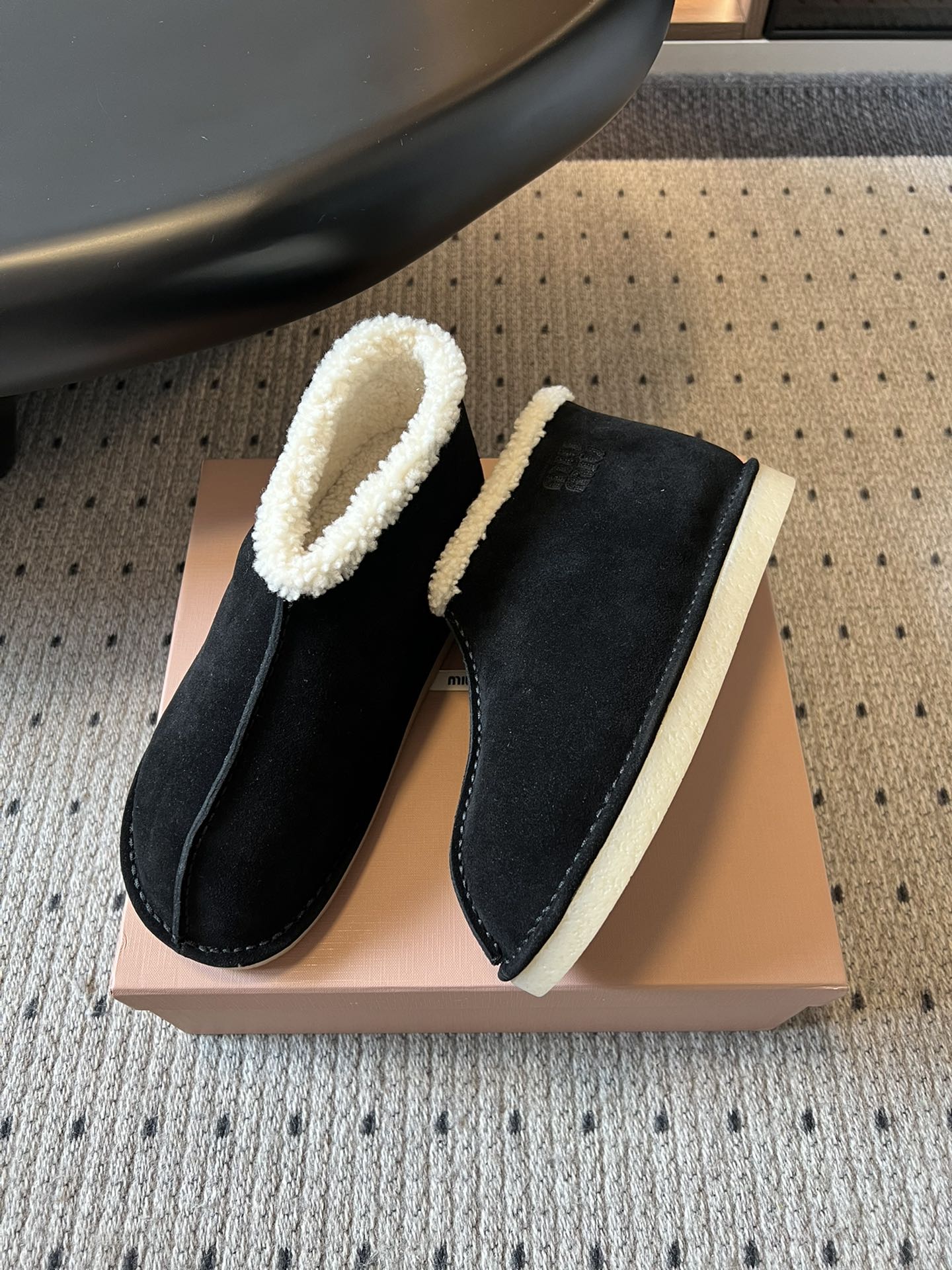 MiuMi* 25FW deck shoes 秋冬加绒保暖羊羔毛短筒雪地靴结合了短靴与拖鞋的设计元素，鞋