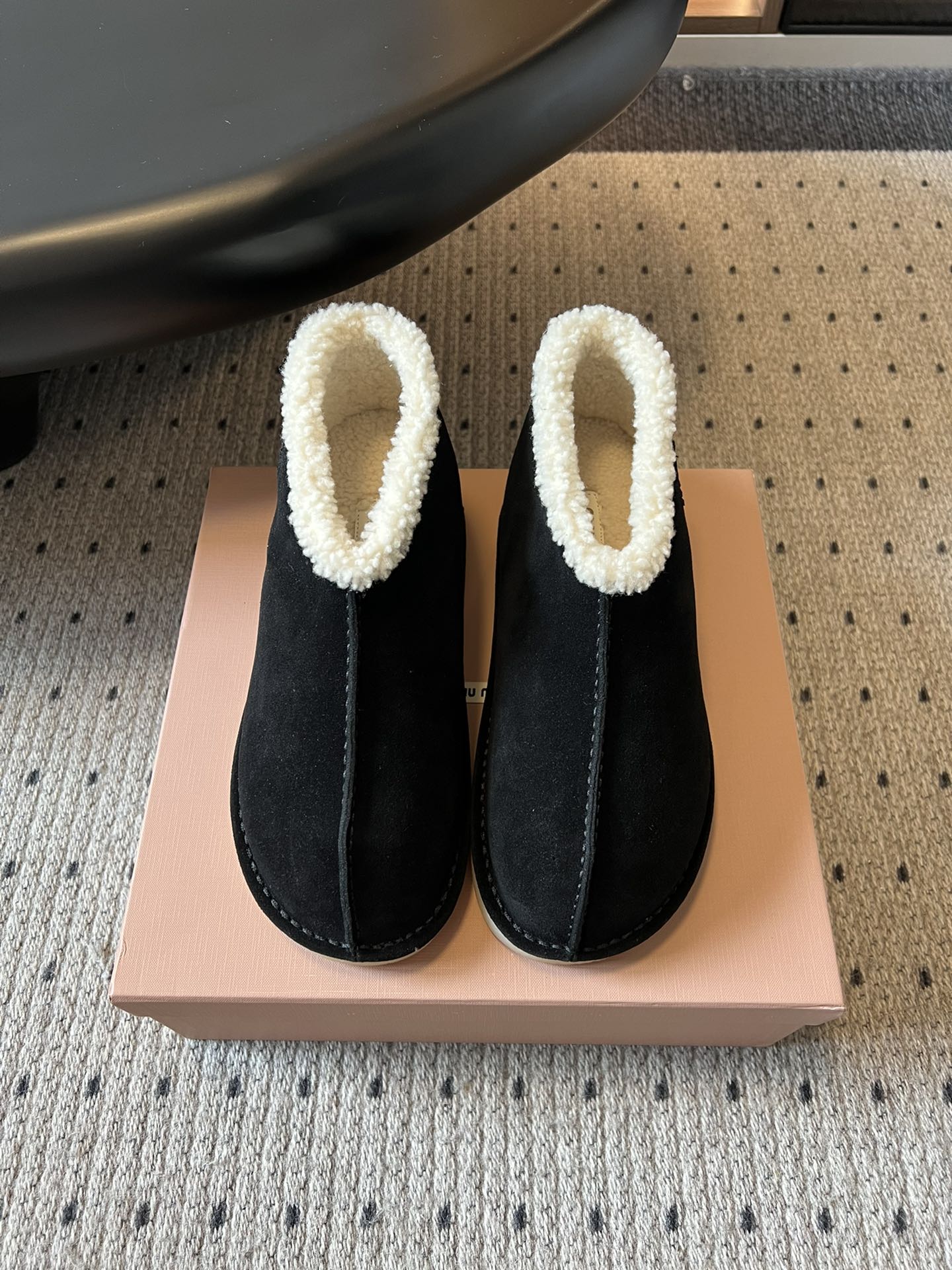 MiuMi* 25FW deck shoes 秋冬加绒保暖羊羔毛短筒雪地靴结合了短靴与拖鞋的设计元素，鞋