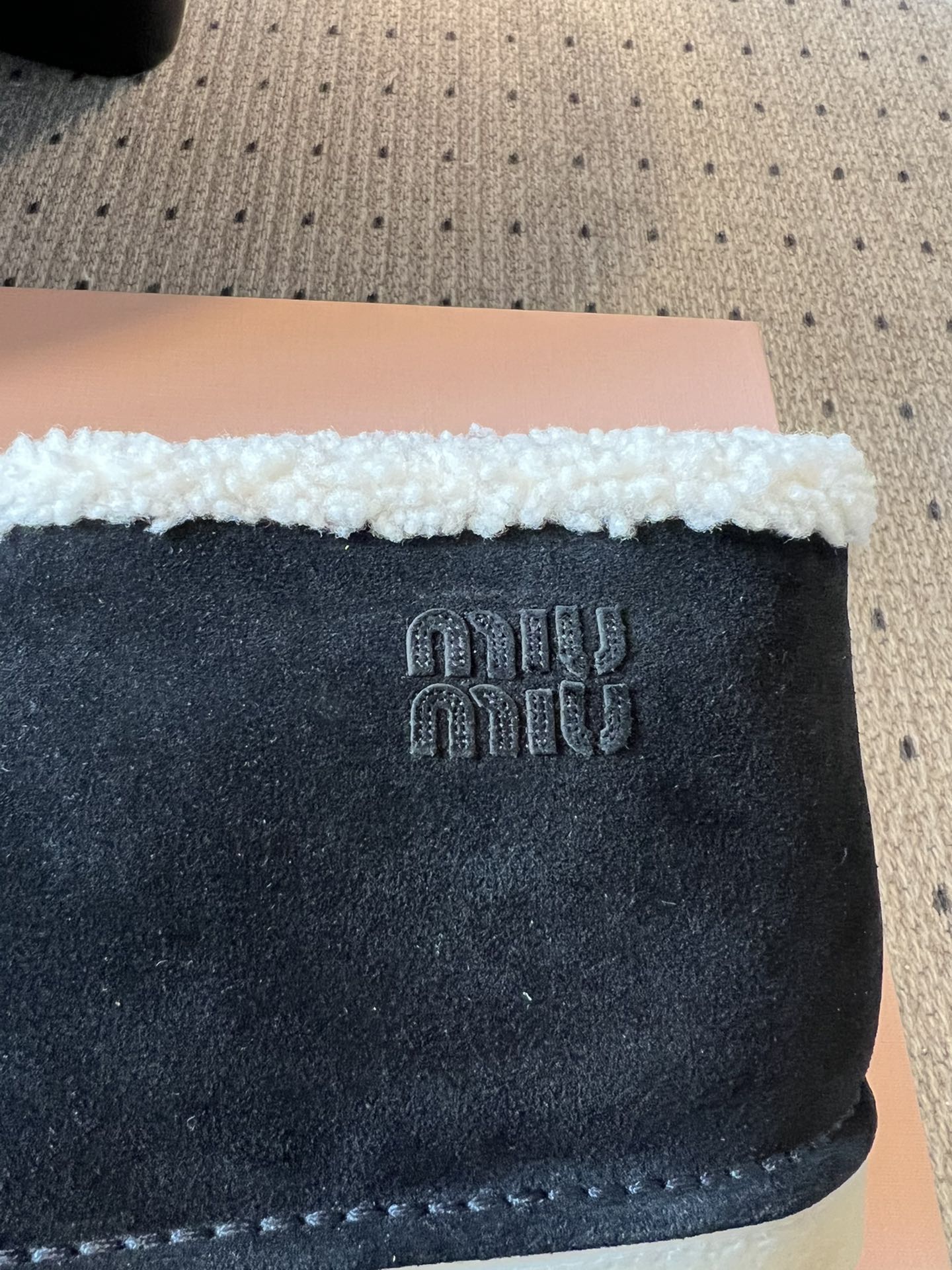 MiuMi* 25FW deck shoes 秋冬加绒保暖羊羔毛短筒雪地靴结合了短靴与拖鞋的设计元素，鞋