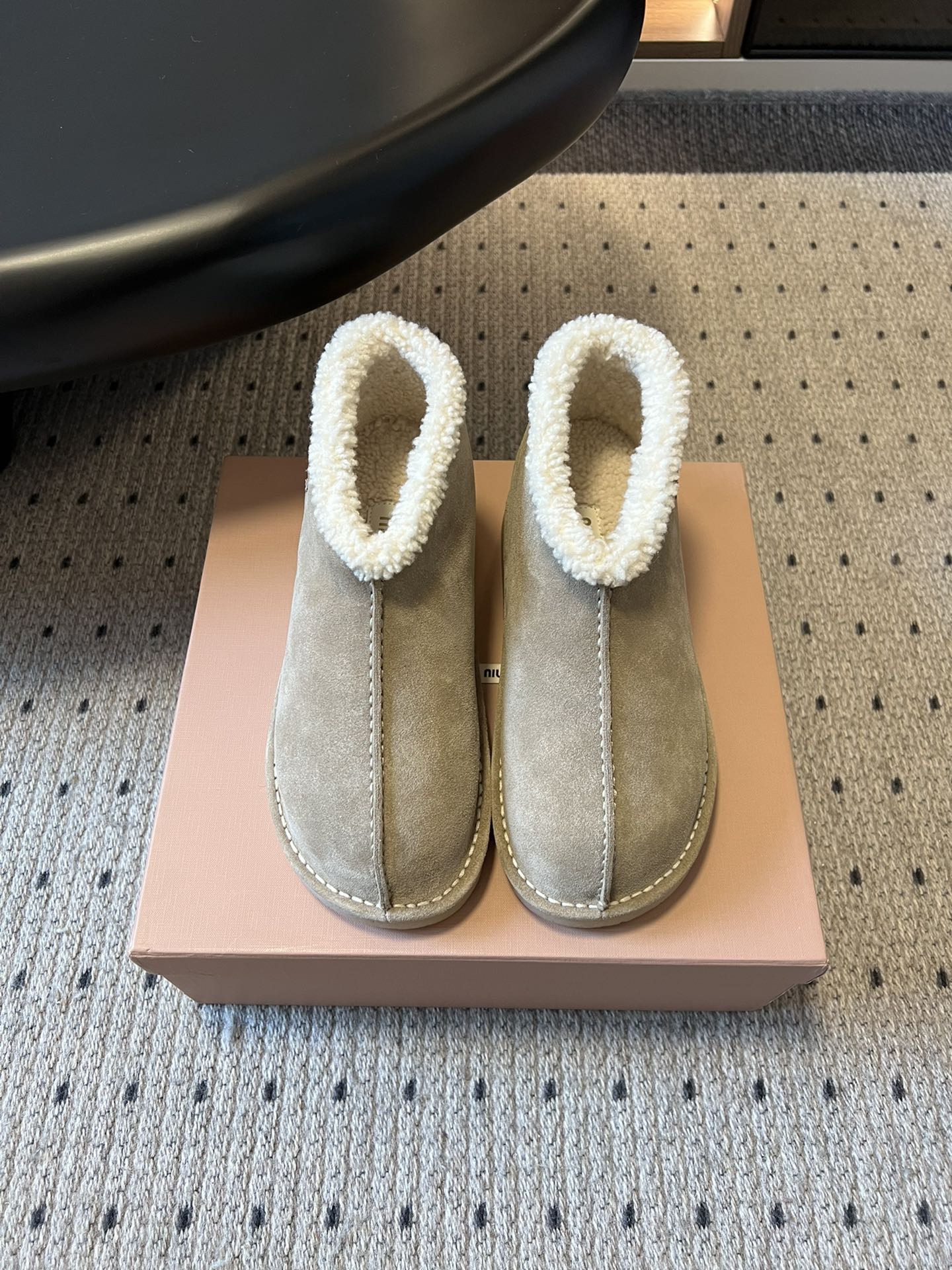 MiuMi* 25FW deck shoes 秋冬加绒保暖羊羔毛短筒雪地靴结合了短靴与拖鞋的设计元素，鞋