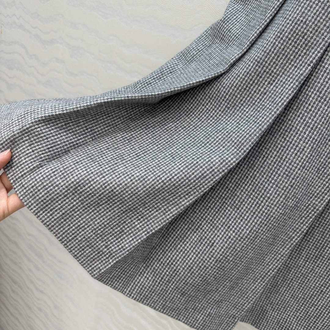 独家首发！原单品质❤️高智感穿搭！CE高级羊毛长半裙！高腰压褶裙摆减龄英伦学院风，立体剪裁时髦又高级设计