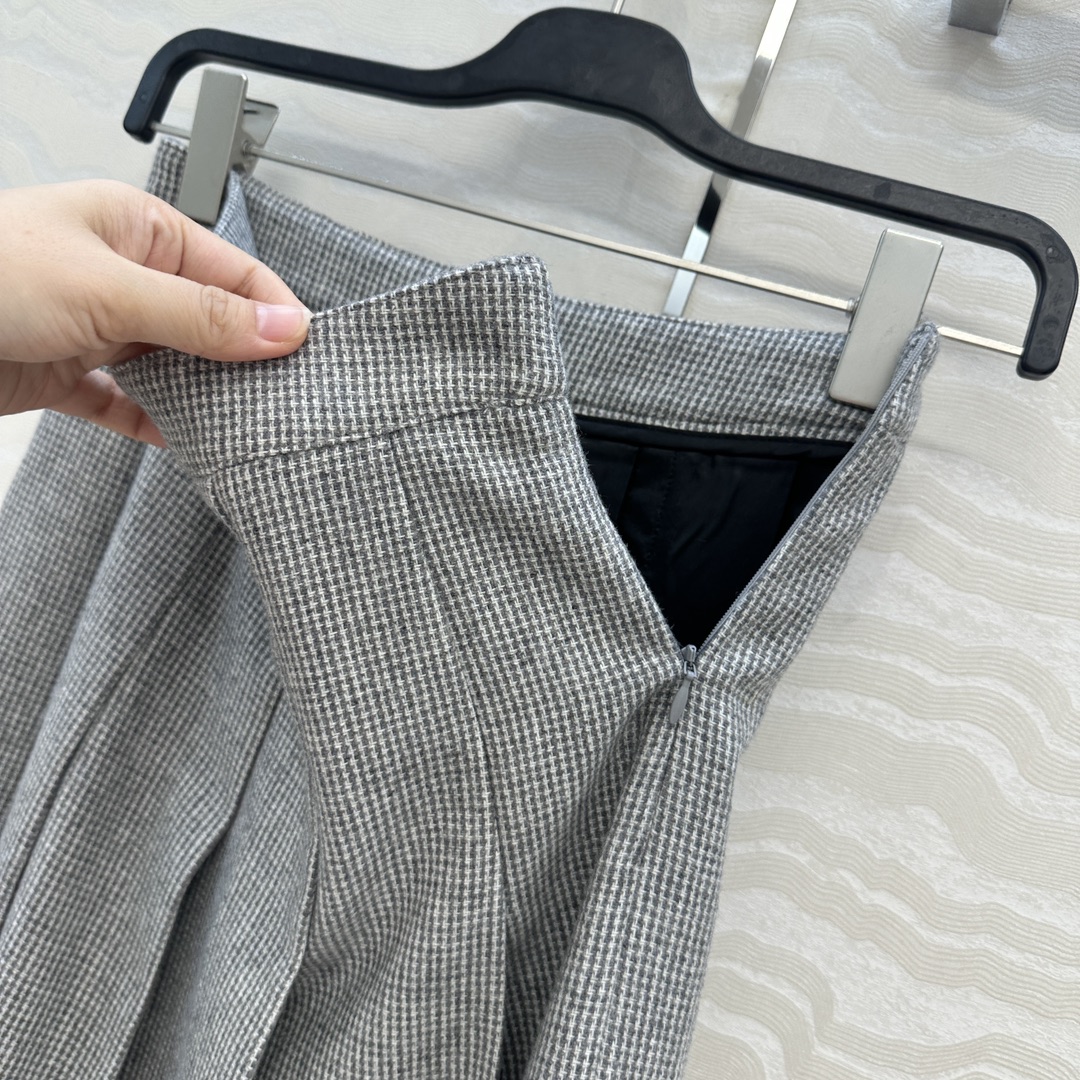 独家首发！原单品质❤️高智感穿搭！CE高级羊毛长半裙！高腰压褶裙摆减龄英伦学院风，立体剪裁时髦又高级设计