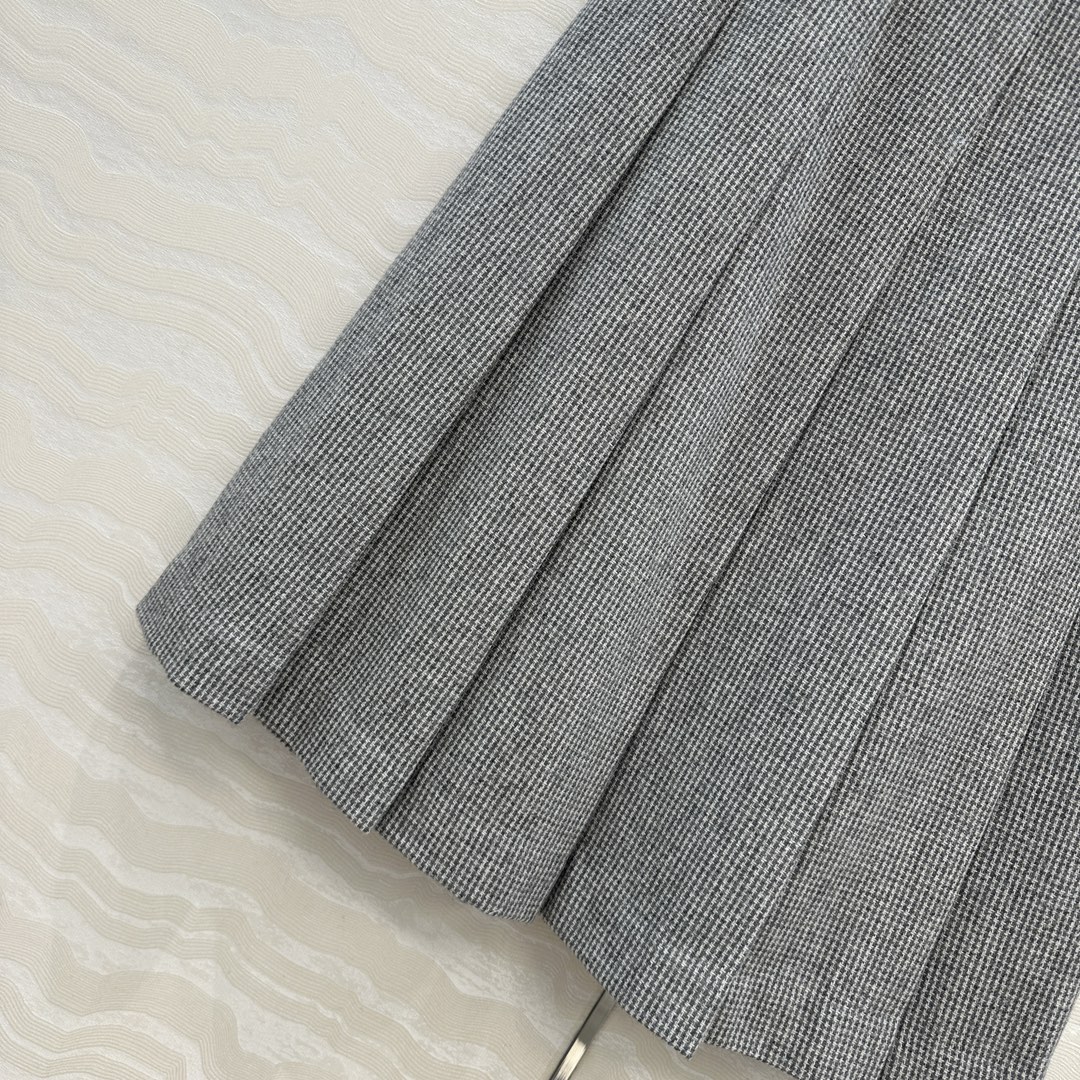 独家首发！原单品质❤️高智感穿搭！CE高级羊毛长半裙！高腰压褶裙摆减龄英伦学院风，立体剪裁时髦又高级设计