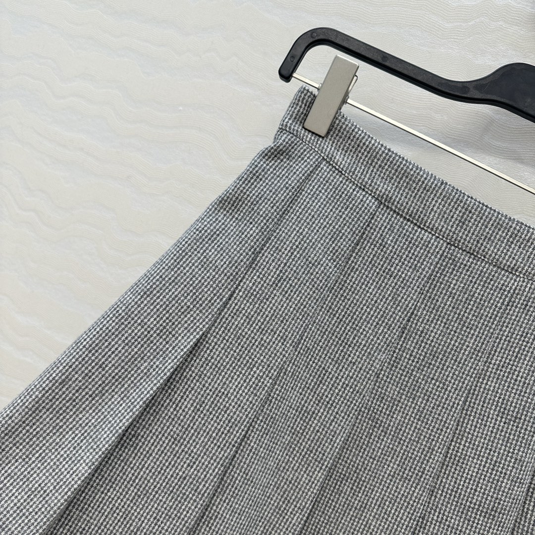 独家首发！原单品质❤️高智感穿搭！CE高级羊毛长半裙！高腰压褶裙摆减龄英伦学院风，立体剪裁时髦又高级设计