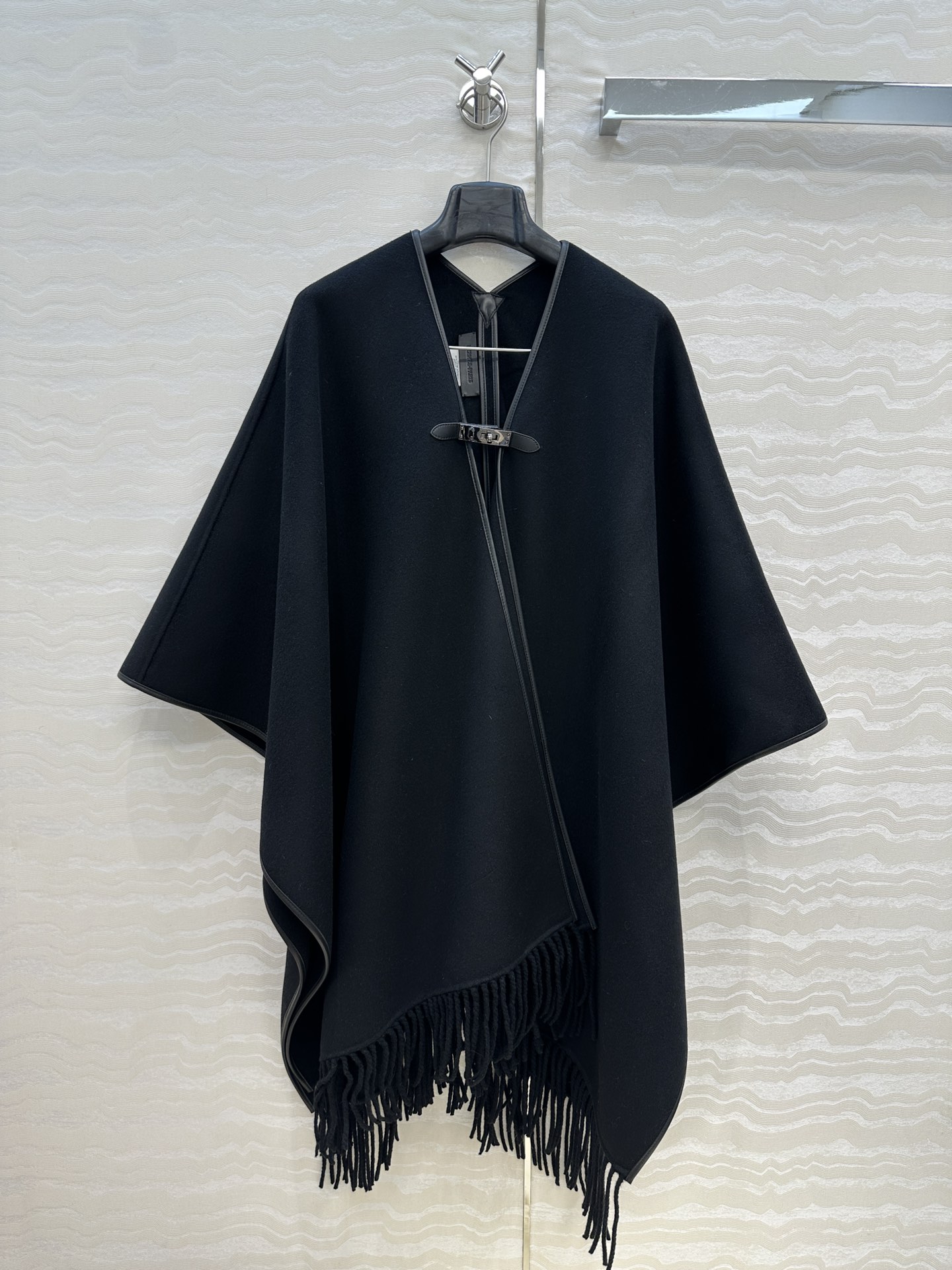 Elegant Wool Blend Poncho with Leather Buckle & Hand-Rolled Edges – Versatile Wrap