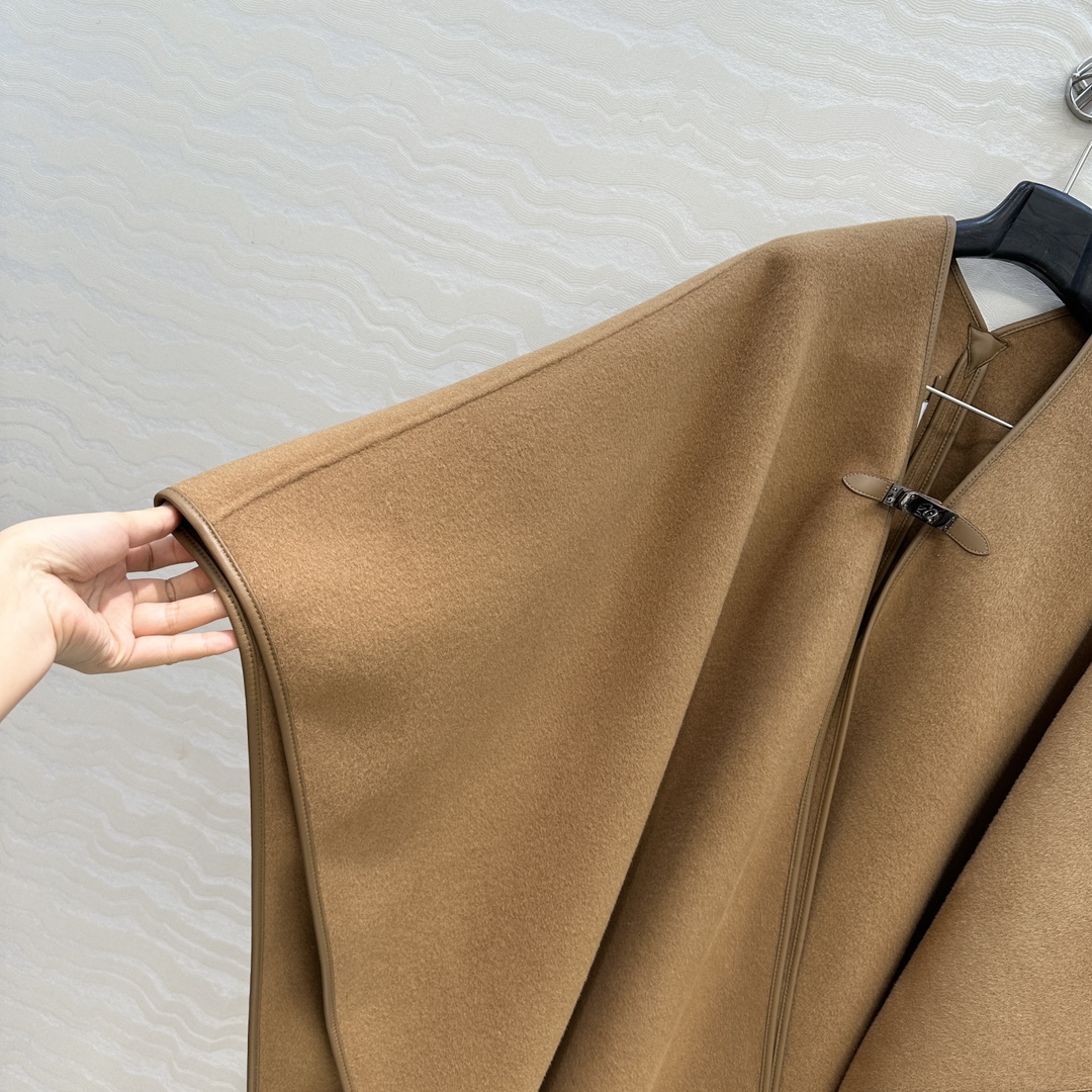 Elegant Wool & Cashmere Blend Shawl with Leather Buckle & Hand-Rolled Edges 4 i1761500220 6466 2