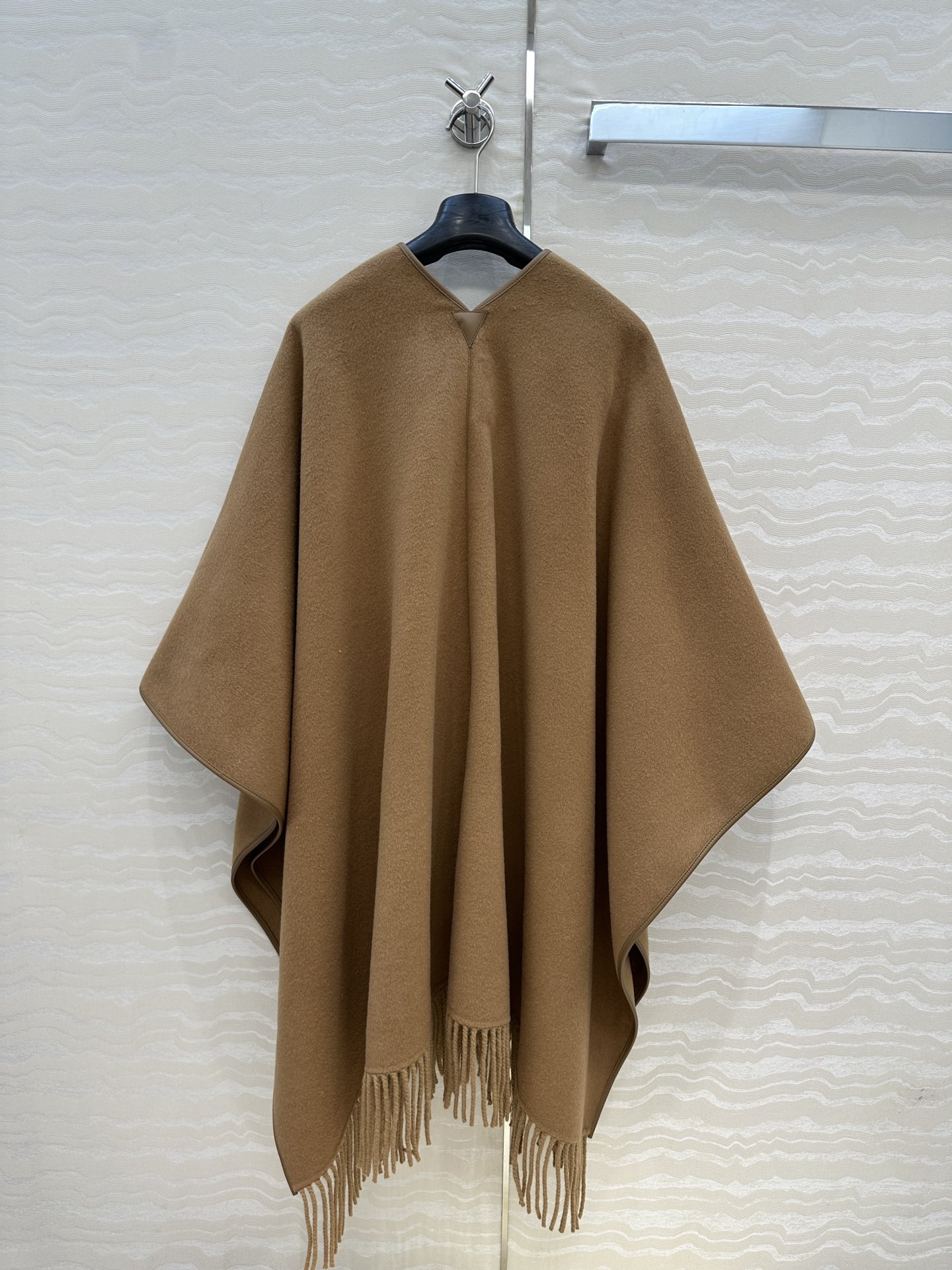 Elegant Wool & Cashmere Blend Shawl with Leather Buckle & Hand-Rolled Edges 9 i1761500220 7506 7