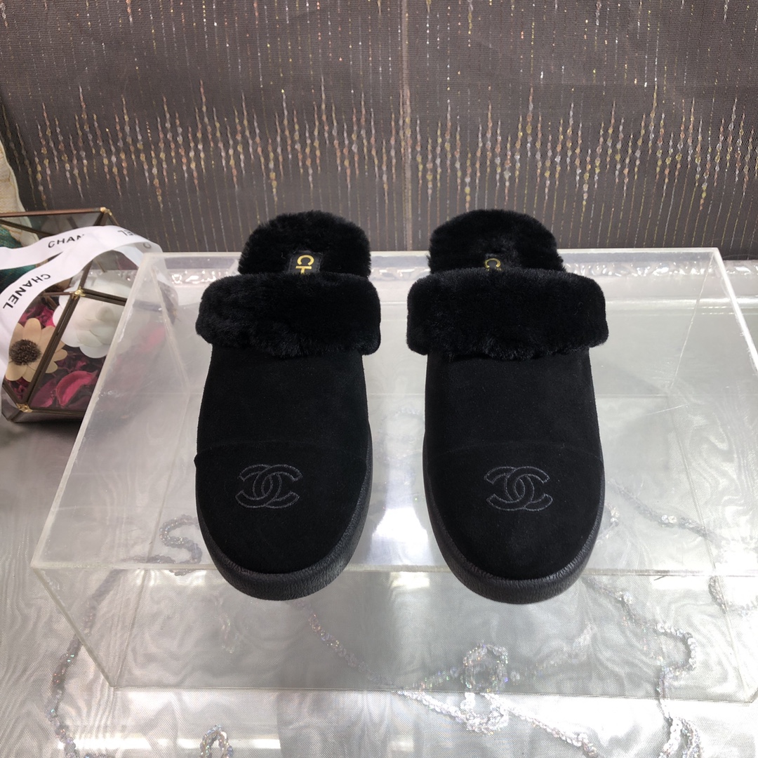 NO:612429,Half-slippers, deep-mouth shoes, boots, Chanel Chanel 25 new full range of furry shoes!  When it comes to the most worn item in autumn and winter, it must be warm wool mops, which are fashionable and warm. I buy Chanel all-wool shoes and snow boots every year!  A versatile and versatile artifact, this autumn and winter must-have item!  A pair of long socks is great in winter. The wool inside is so soft that you won’t want to take them off when you put them on!  Upper original cowhide/cowhide, lining/foot Angora wool, sole original non-slip tobacco rubber sole, heel height 3.5cm, forefoot 2cm, tube height approximately 18cm, yardage 35-39 [40.41 custom-made], half-drag snow boots, chanel, chanel, boots, slippers, cowhide, socks19860909半拖鞋深口鞋靴子 Chanel香奈儿25新款全系列毛毛鞋！要说秋冬穿着率最高的单品,一定敲保暖毛拖既时髦又有温度每年都会入手香奈儿全羊毛鞋雪地靴！万能百搭神器,这个秋冬必入单品！冬天配双长袜子都非常出彩羊毛里软乎乎的穿上就舍不得脱下来 ！ 鞋面原版牛猄/牛皮 内里/垫脚安哥拉羊毛 鞋底原版防滑烟胶底 跟高3.5cm 前掌2cm 筒高约18cm 码数35-39〔40.41定做〕,半拖雪地靴,chanel,chanel,boots,slippers,cowhide,socks,Women's Shoes